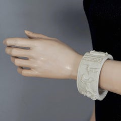 Large bracelet rigide en plâtre, avec relief de style égyptien antique