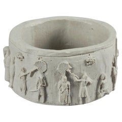 Large bracelet rigide en plâtre, avec relief de style égyptien antique