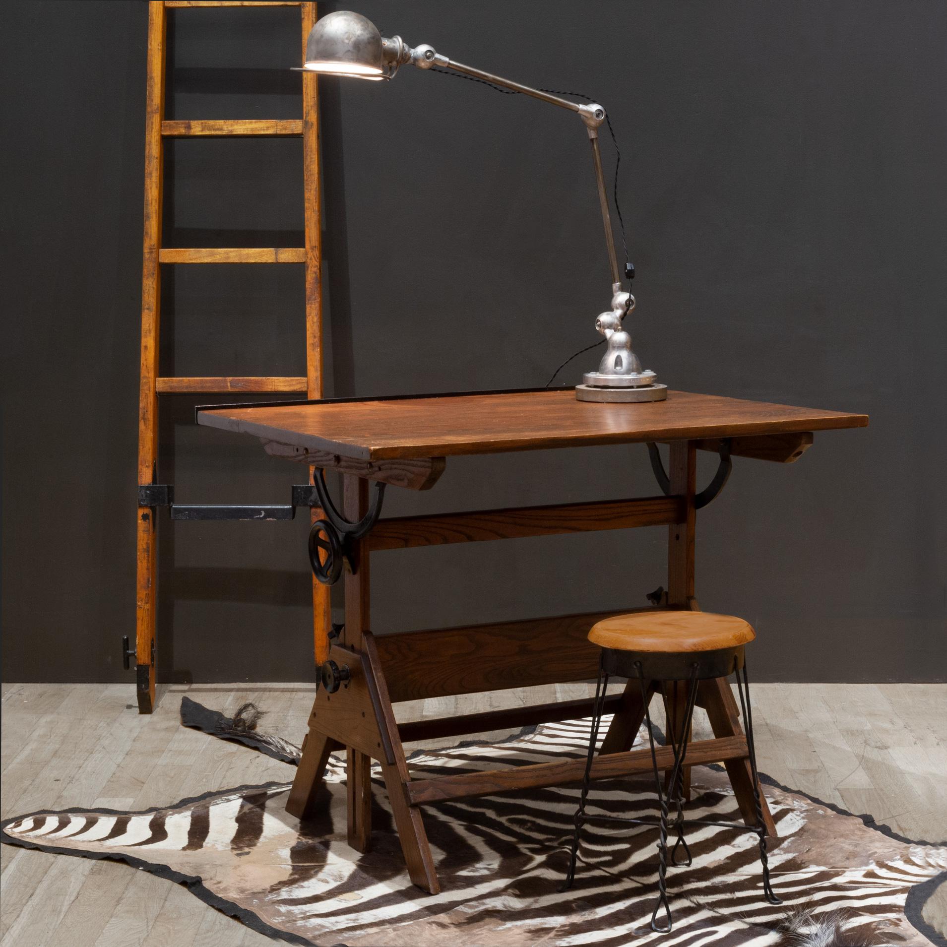CIRCA

Un tavolo da disegno industriale in legno completamente regolabile con un ripiano in ghisa, manopole e staffe in ghisa. Il tavolo può essere utilizzato come tavolo da pranzo alto, scrivania o tavolo da disegno. Il piano è girevole in