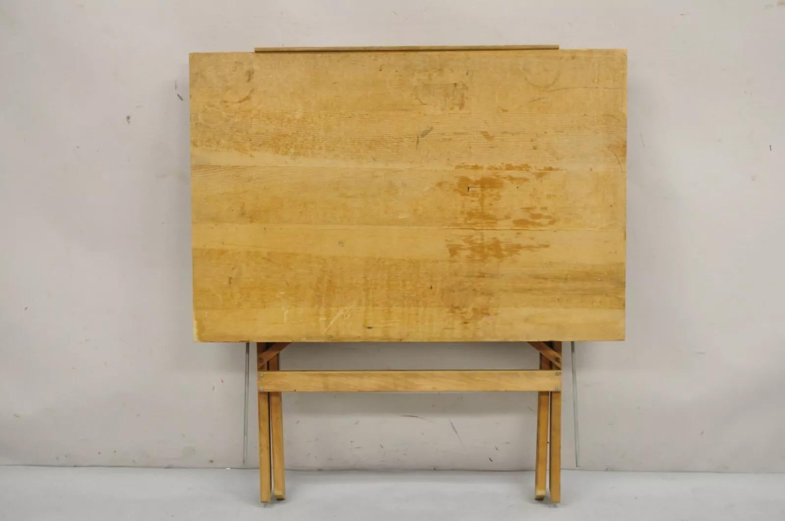 Vintage By Foldes bois massif industriel table à dessin bureau d'écriture. Circa Mid 20th Century. Dimensions : 47