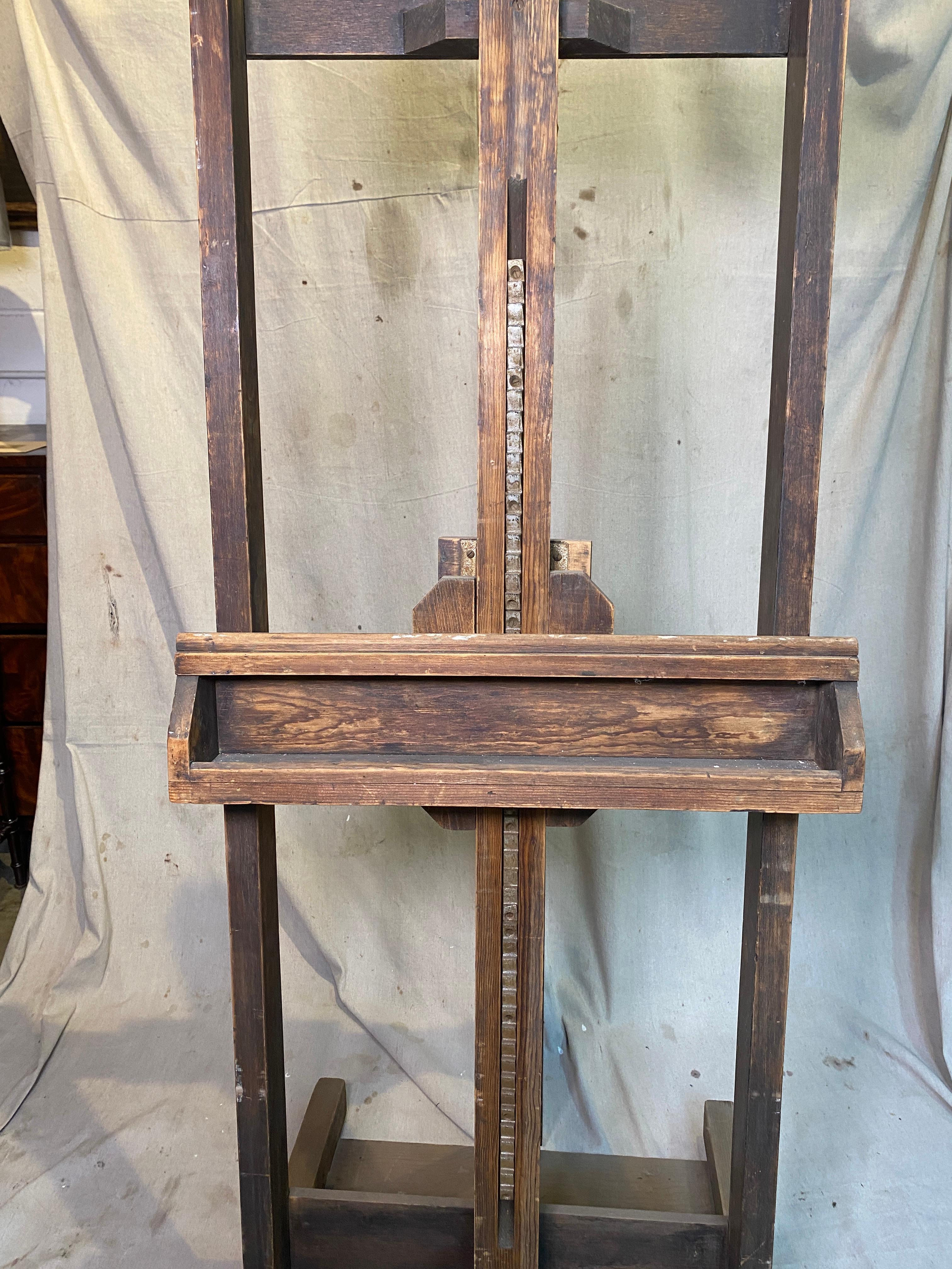 This classically-styled easel is designed to enhance the most rigorous of artists work!

Featuring a solid wood construction and the square base ensures the ultimate in stability, while lockable casters allow for easy movement.

A ratchet system