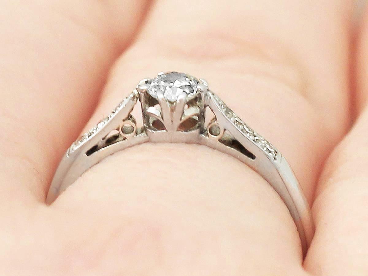 Vintage and Contemporary 0.22Ct Diamond and 18k White Gold Solitaire Ring  For Sale 2