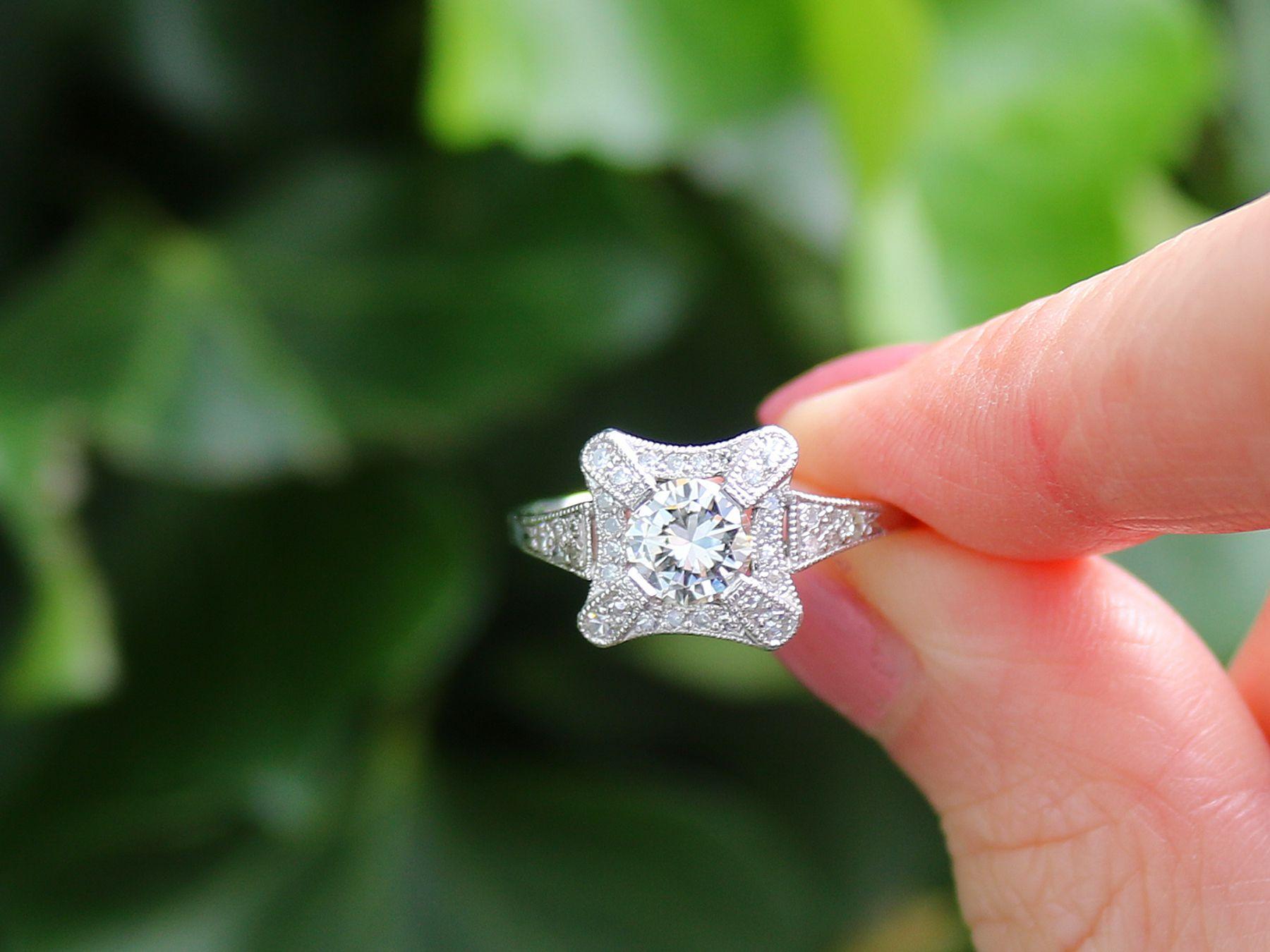 Ein außergewöhnlicher, feiner und beeindruckender 1,01-Karat-Diamant und Platin-Cluster-Ring; Teil unserer vielfältigen Vintage-Schmuck und Estate Jewelry-Kollektionen.

Dieser atemberaubende, feine und beeindruckende Diamantring ist aus Platin
