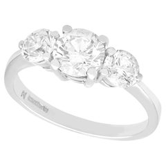 Trilogie-Ring aus Platin mit 1,81 Karat Diamanten im Vintage- und zeitgenössischen Stil