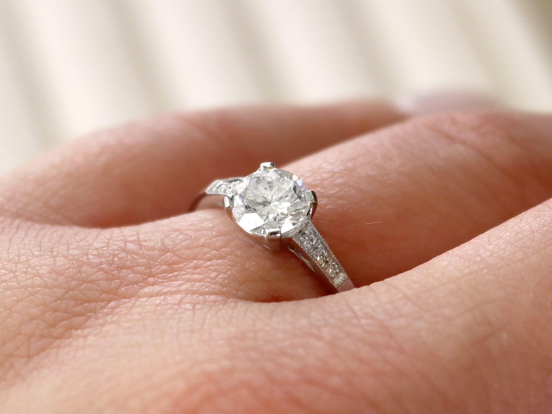 A stunning, fine and impressive vintage 1.02 carat diamond (total) and contemporary platinum solitaire ring; part of our diamond jewelry/estate jewelry collections.

This fine and impressive 0.96 carat diamond ring has been crafted in platinum.

The