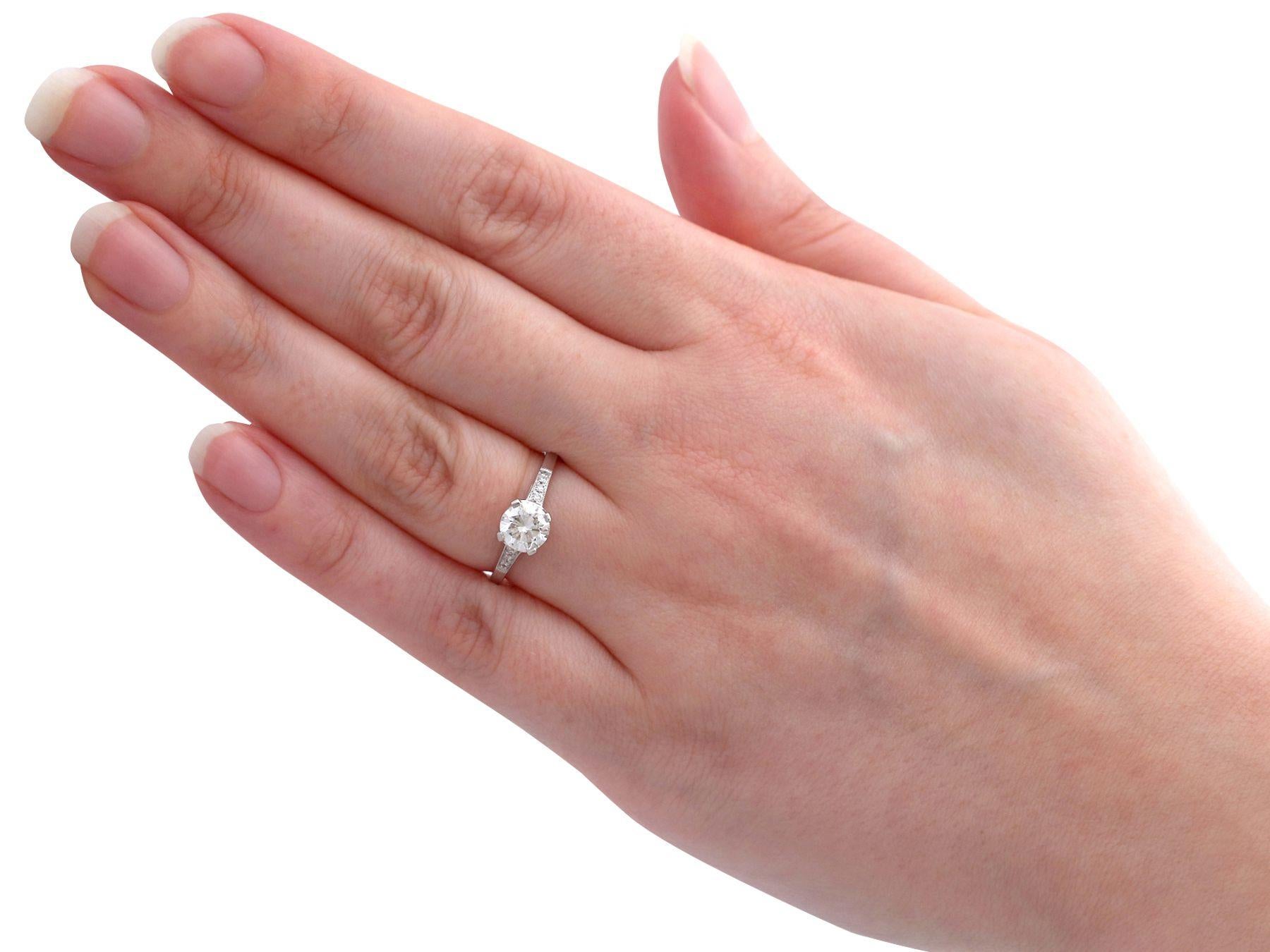 Solitär-Ring aus Platin mit Diamanten und zeitgenössischen Diamanten im Angebot 1