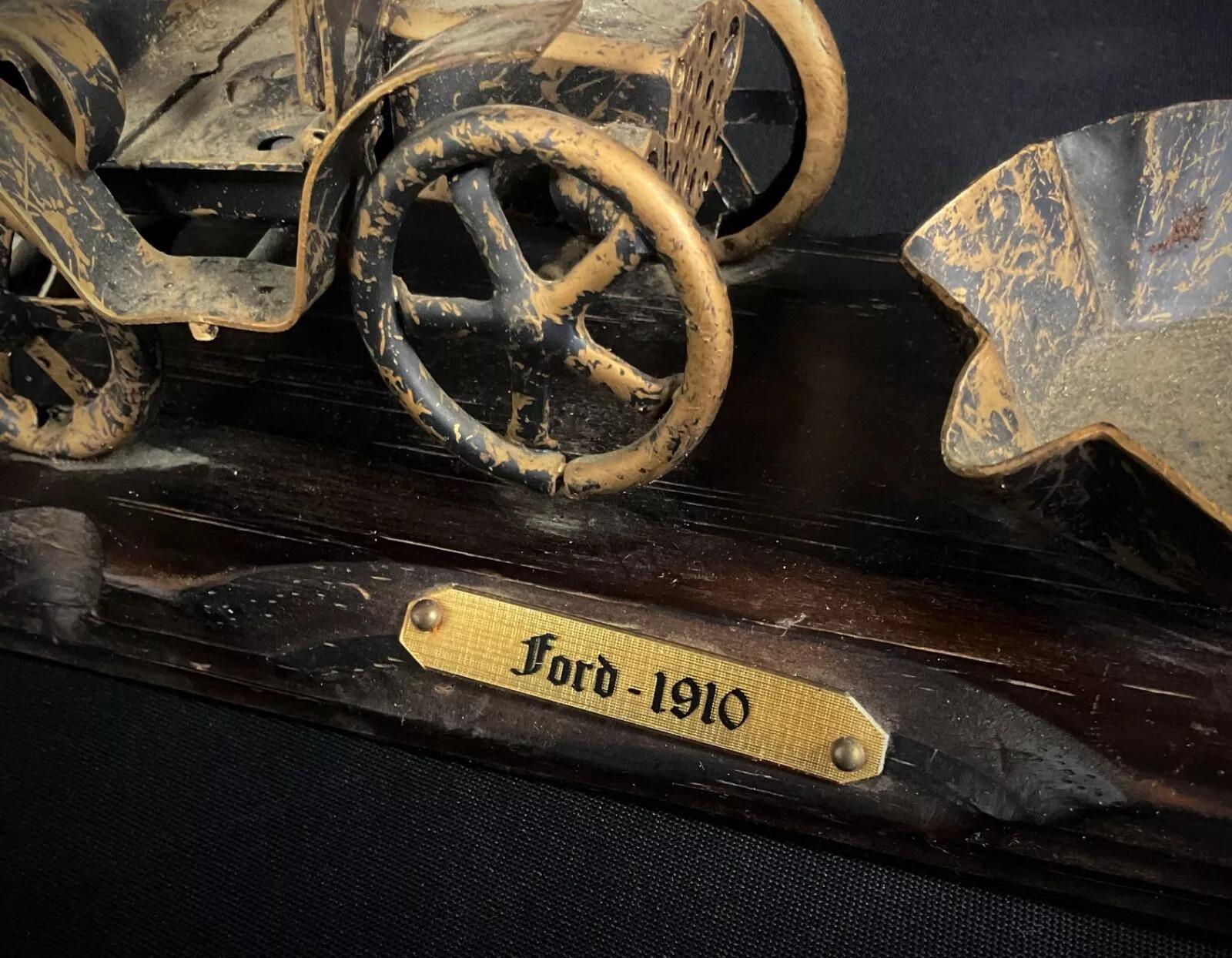 Escultura metálica Ford de 1910, vintage y rara, sobre base de madera, de Ferroantic - 2Y368 Metal en venta