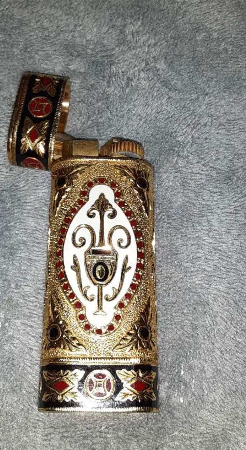 Rare briquet Roy King en 18k et émail, le corps oblong arrondi avec couvercle à charnière gravé de feuillage et corps 