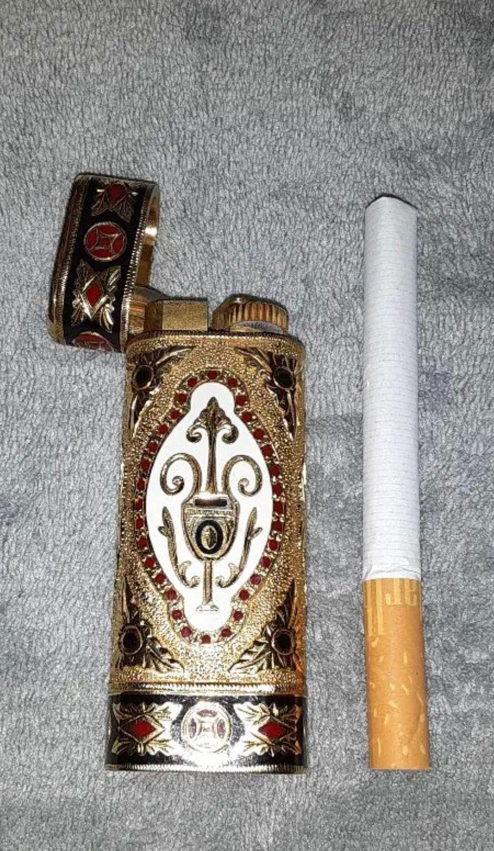 Women's or Men's Vintage and Very Rare Roy King 18k and Enamel Cigarette Lighter