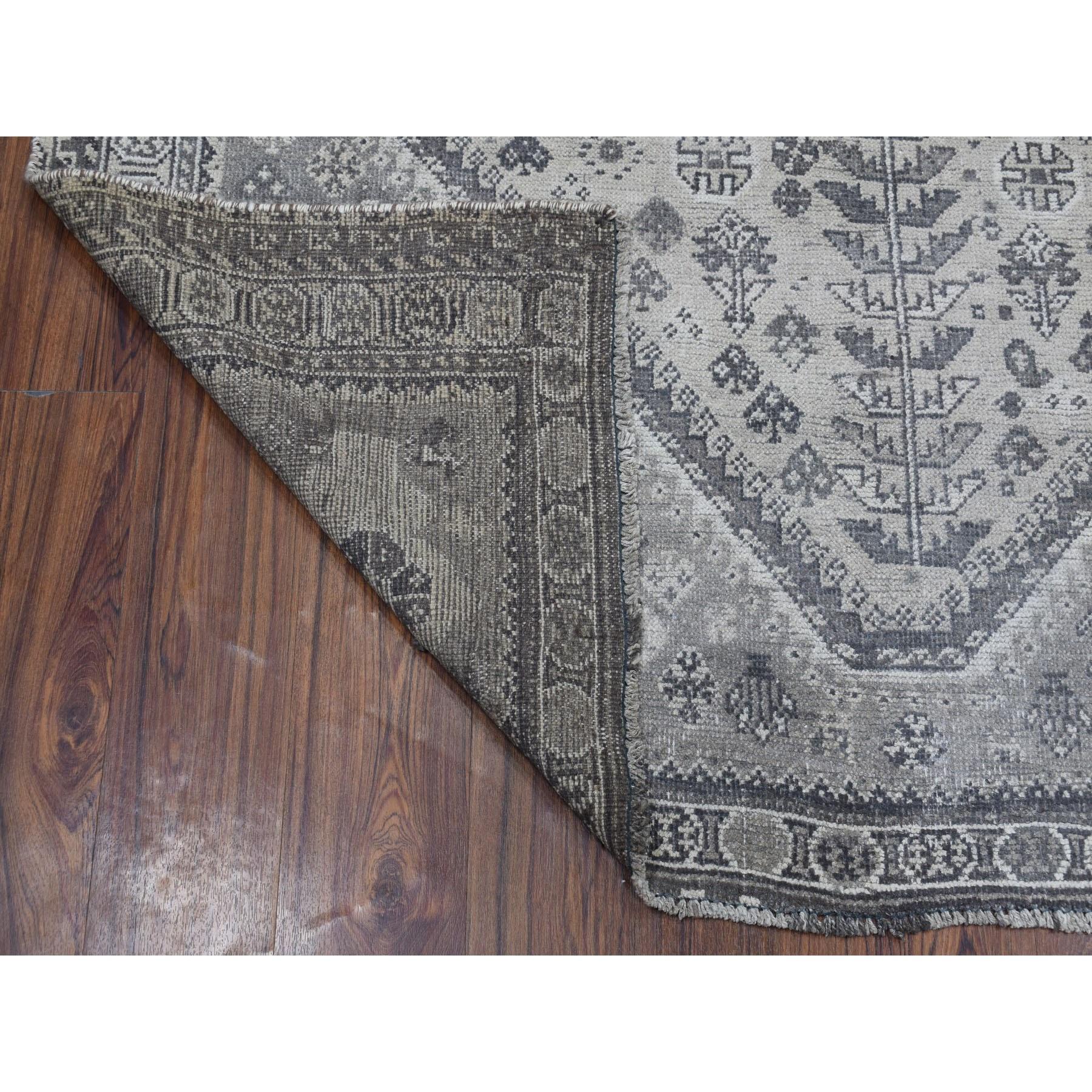 Esta fabulosa alfombra anudada a mano ha sido creada y diseñada para ofrecer mayor resistencia y durabilidad. Esta alfombra ha sido elaborada a mano durante semanas con el método tradicional que se utiliza para hacer
Tamaño exacto de la alfombra en