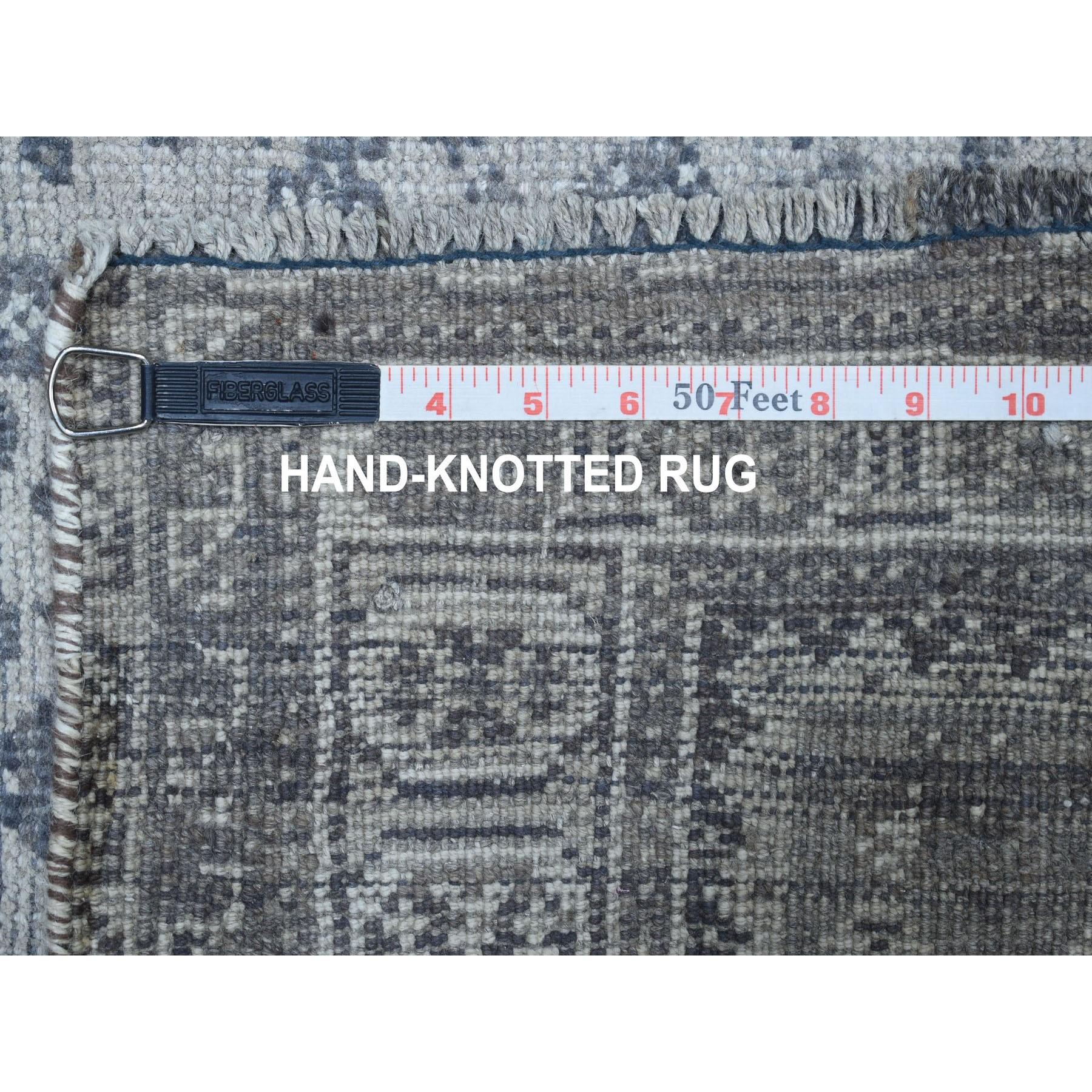 Alfombra Bohemia Persa Shiraz Anudada a Mano En Colores Antiguos Y Desgastados mediados del siglo XX en venta