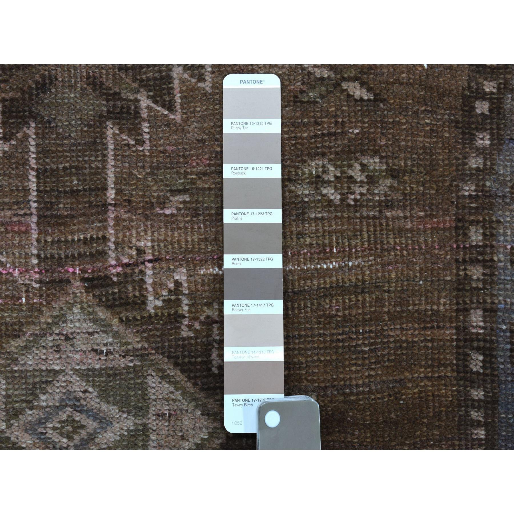 Médiéval Tapis de couloir persan Shiraz vintage et usé, noué à la main, style bohème en vente