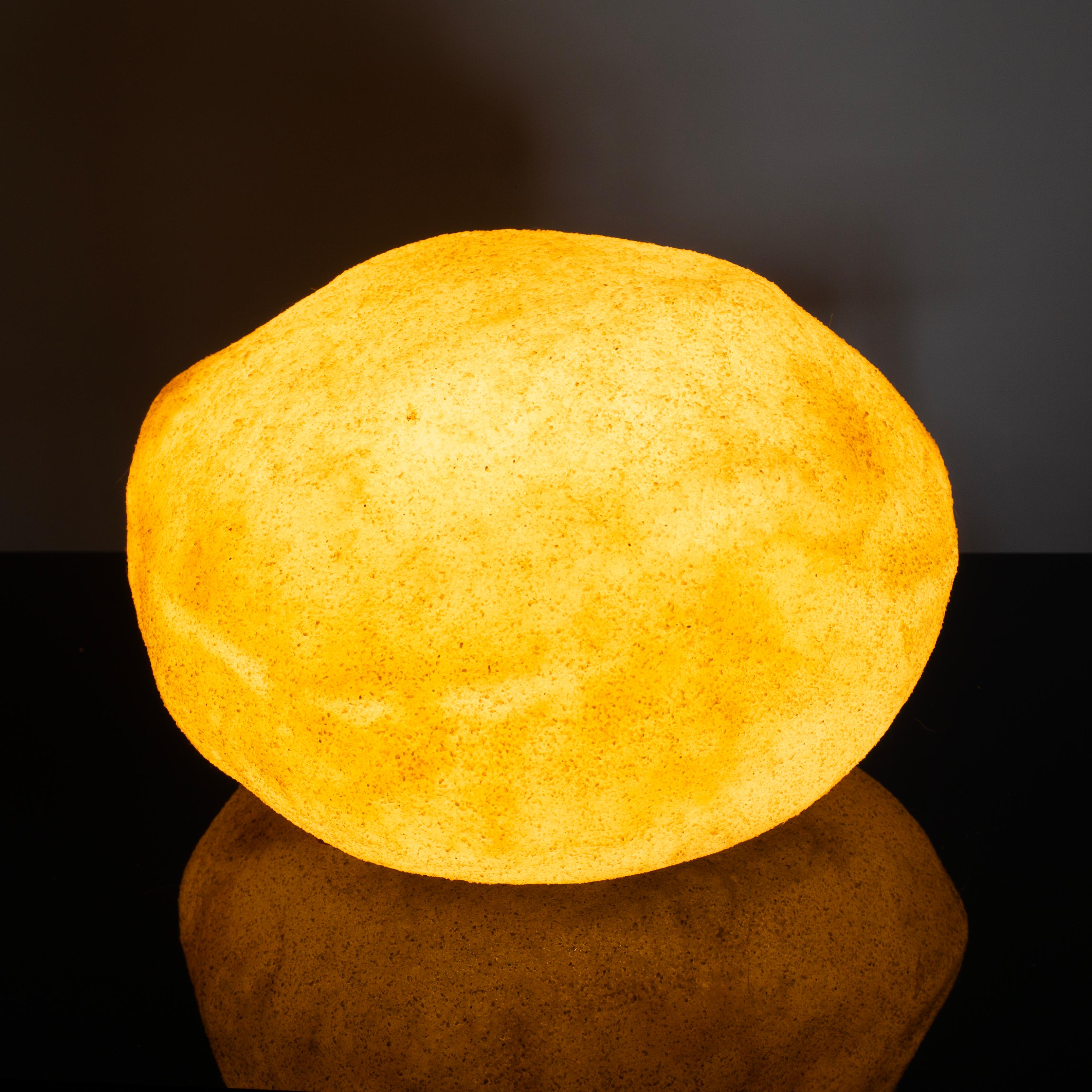 Le iconiche lampade Dora Moon Rock sono state disegnate da André Cazenave alla fine degli anni '60 e prodotte da vari produttori. Questa lampada è stata prodotta da Singelton, realizzata in resina poliestere e polvere di marmo e conserva ancora la