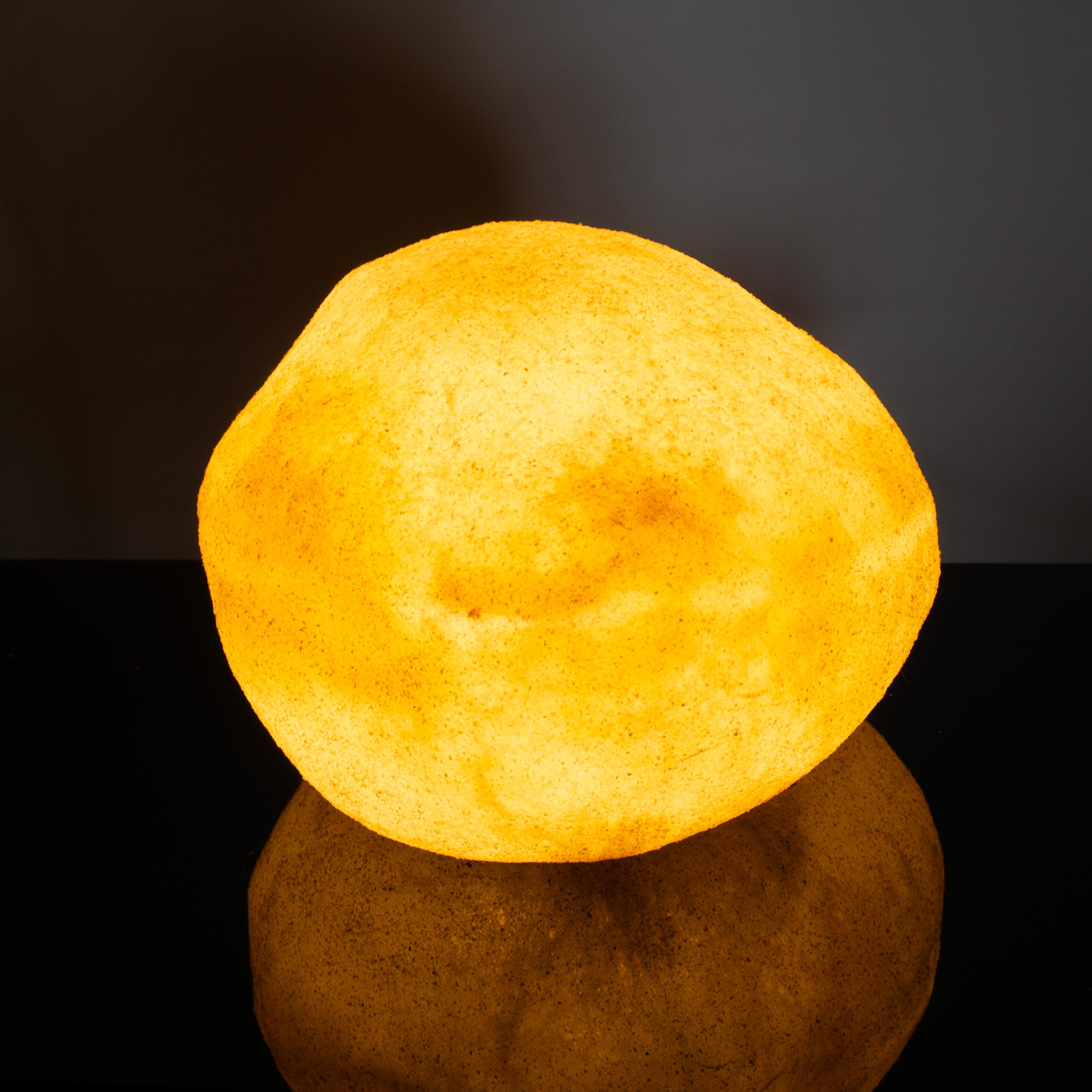 Mid-Century moderno Lampada vintage André Cazenave Moon Rock Dora di Singleton. Italia, anni '70 in vendita