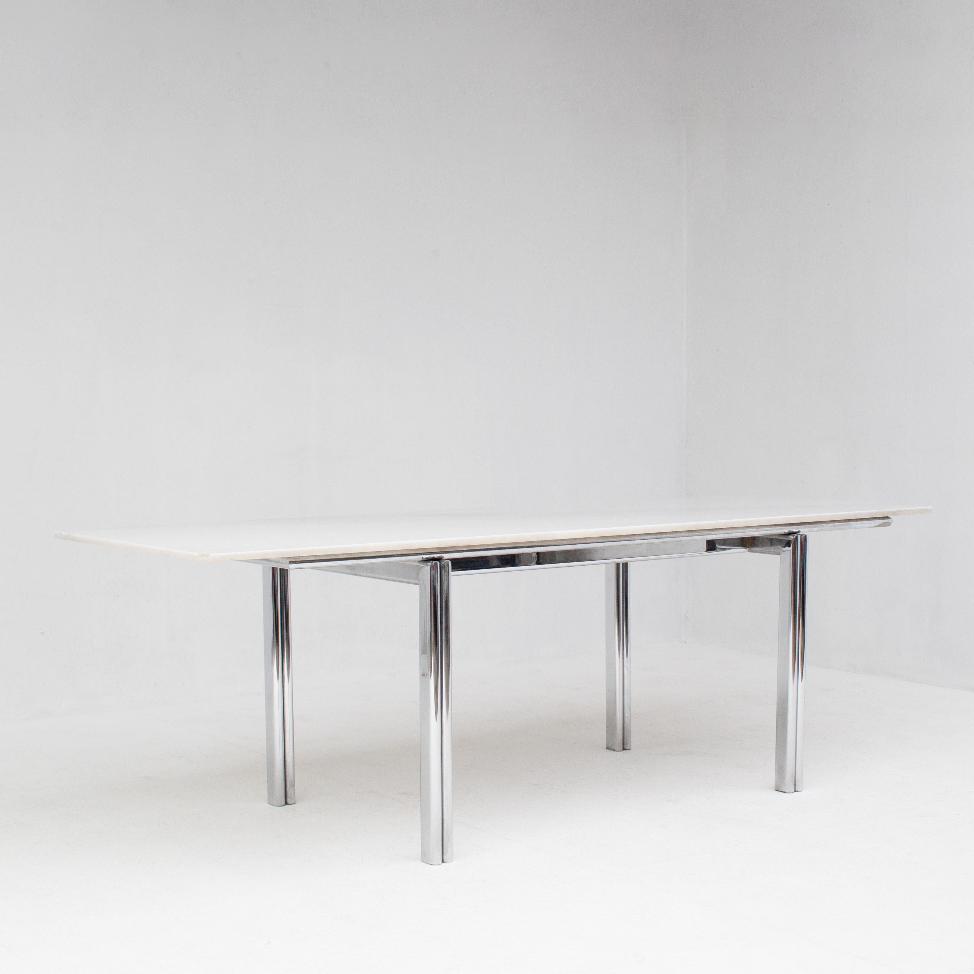 Cette table de salle à manger André a été conçue par Tobia et Afra Scarpa pour Gavina en 1968. C'est un exemple rare et emblématique du design moderniste italien.
La table présente un plateau rectangulaire en marbre de Carrare avec des veines douces