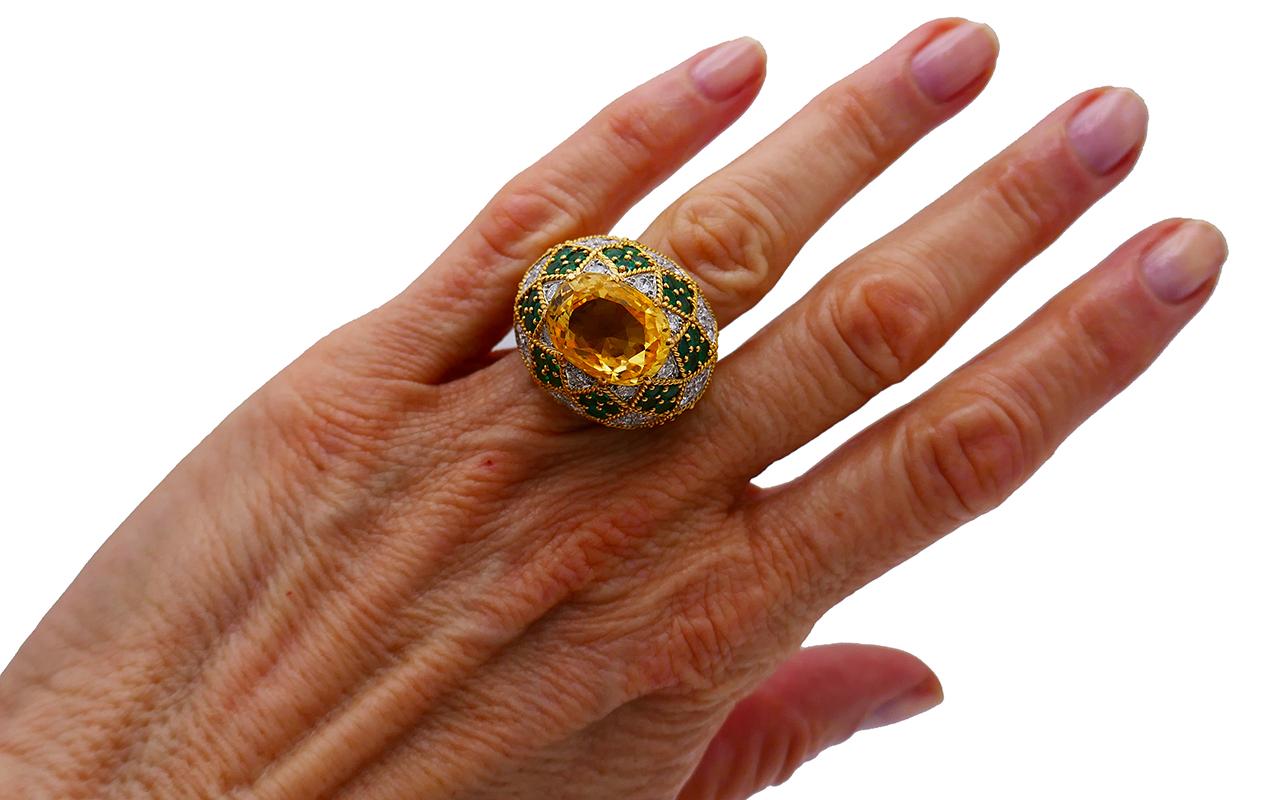 Impressive Bombe design cocktail ring made of 18 karat (tested) yellow gold and featuring a 12.97-carat natural Ceylon oval yellow sapphire enhanced by round brilliant cut diamonds (F-G color, VS1 clarity, 1.36 carats total weight) and round faceted