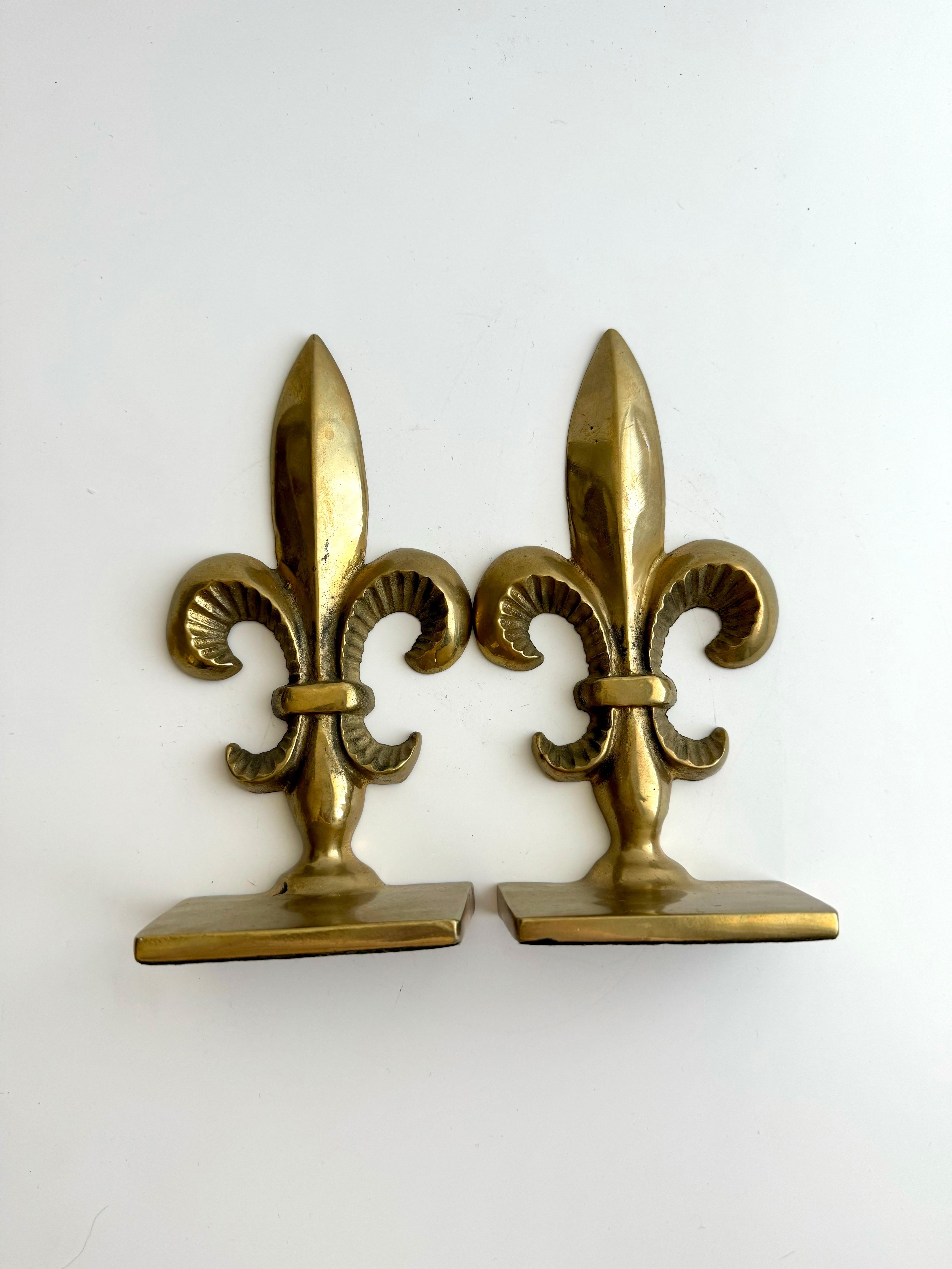 Vintage Andrea by Sadek Solid Brass Fleur-de-Lis Bookends – Elegant Home Library In Good Condition In Fort Washington, MD