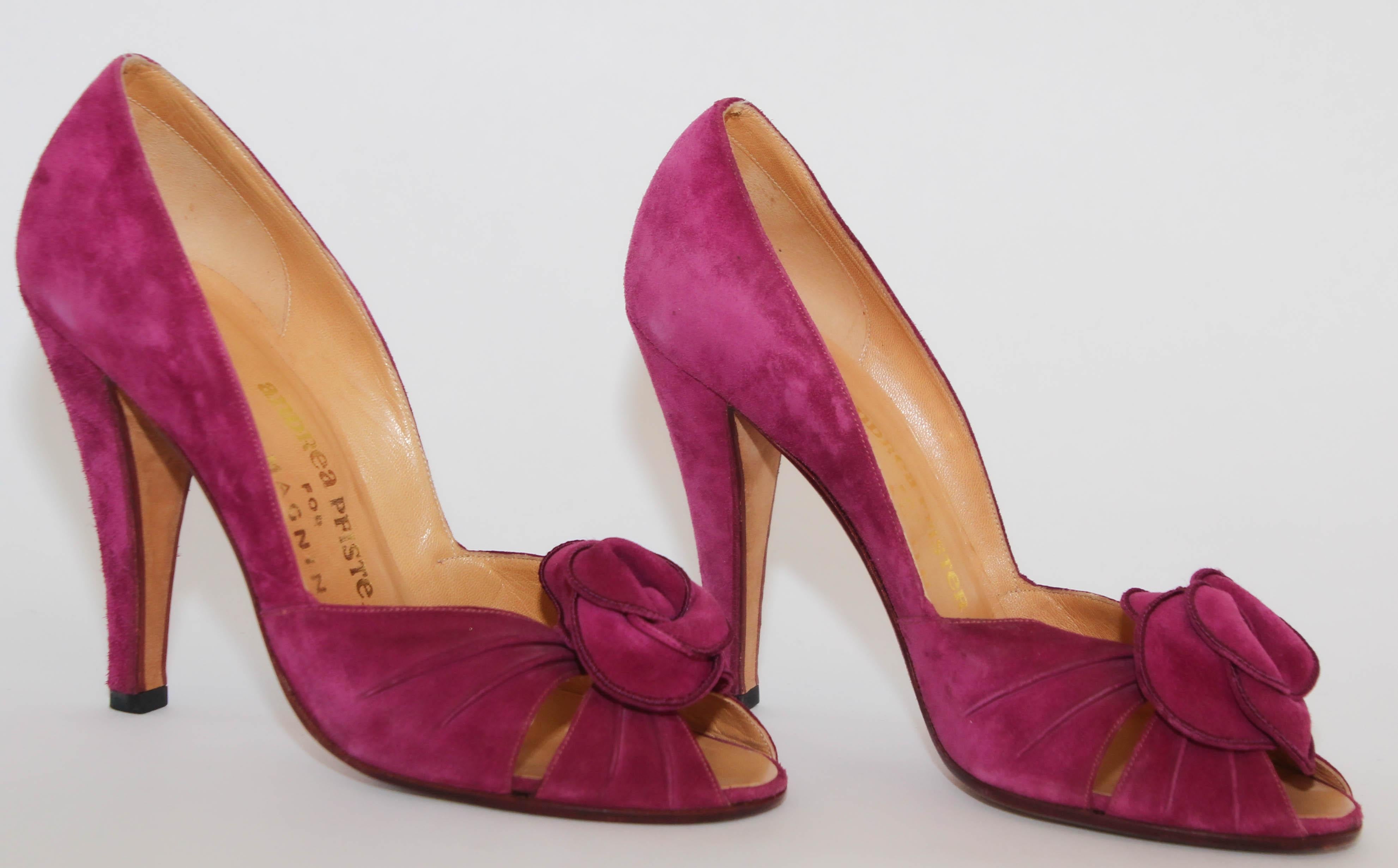 Beautiful suede pink leather pumps by Andrea Pfister for I Magnin.
Vintage Andrea Pfister heeled shoes from the 70/80s.
Great 1980's pink suede Andrea Pfister for I Magnin.
Chic Classic Elegant and Retro vintage pumps.
Made in Italy. Size US