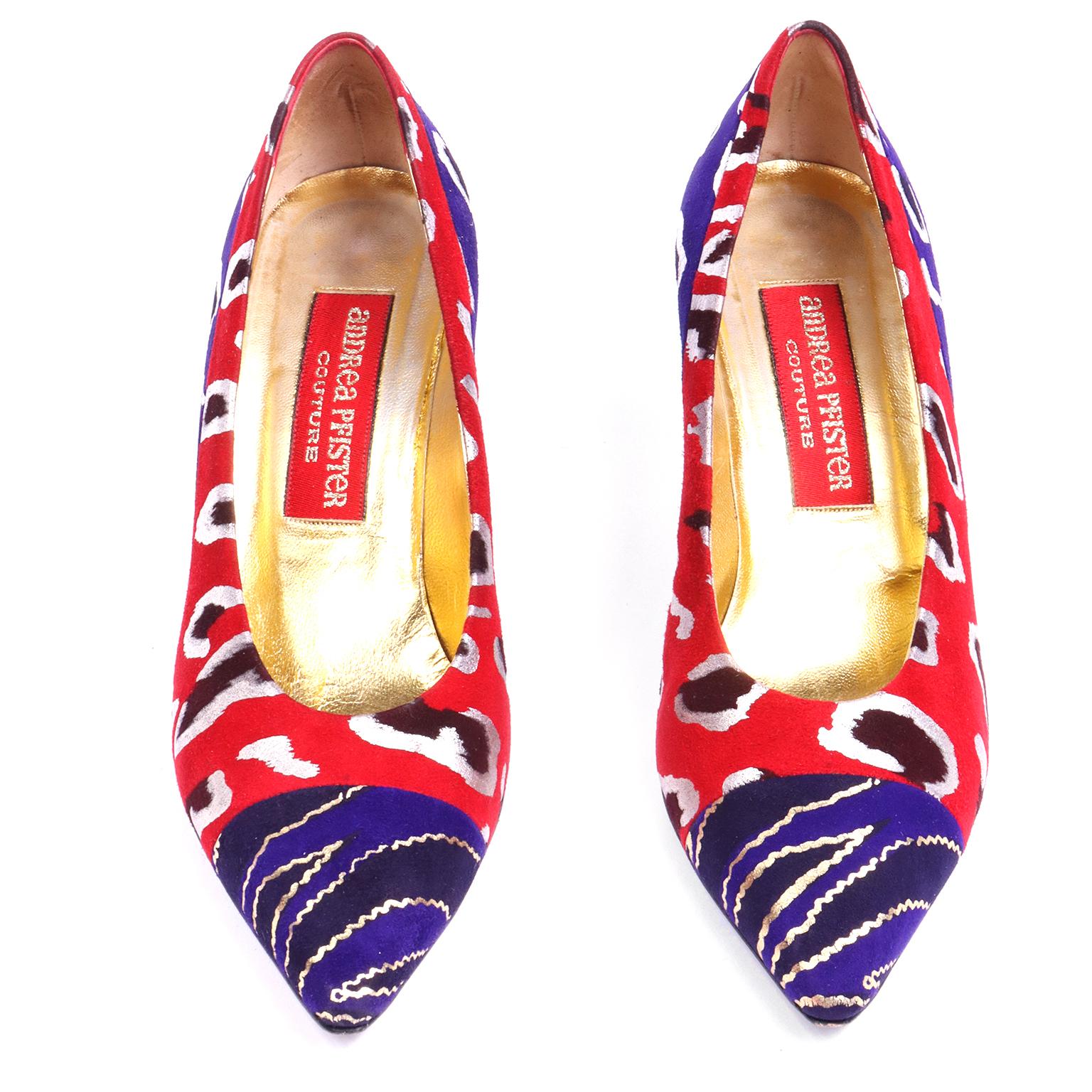 Andrea Pfister Couture Vintage Wildleder Schuhe mit abstraktem Leopardenmuster in Rot & Blau im Zustand „Hervorragend“ im Angebot in Portland, OR
