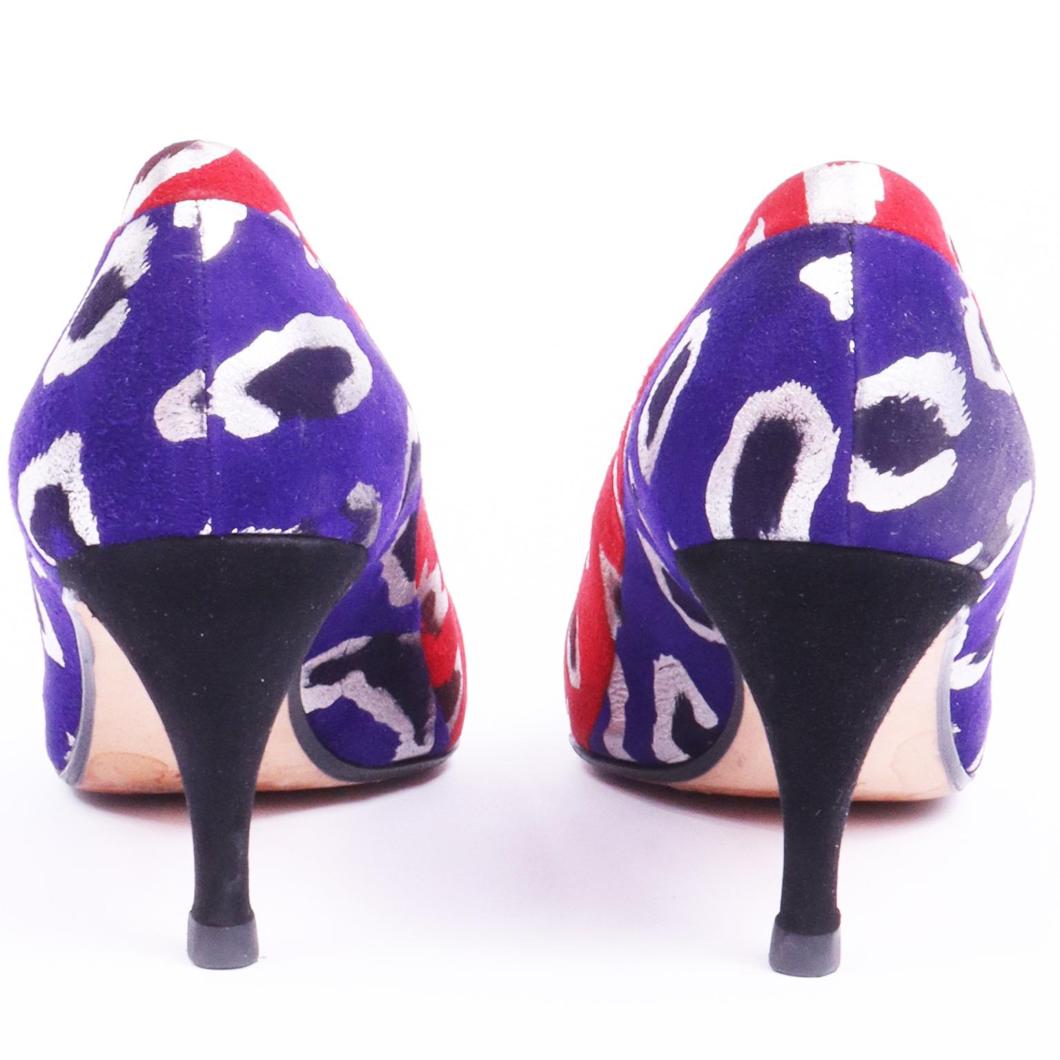Andrea Pfister Couture Vintage Wildleder Schuhe mit abstraktem Leopardenmuster in Rot & Blau Damen im Angebot