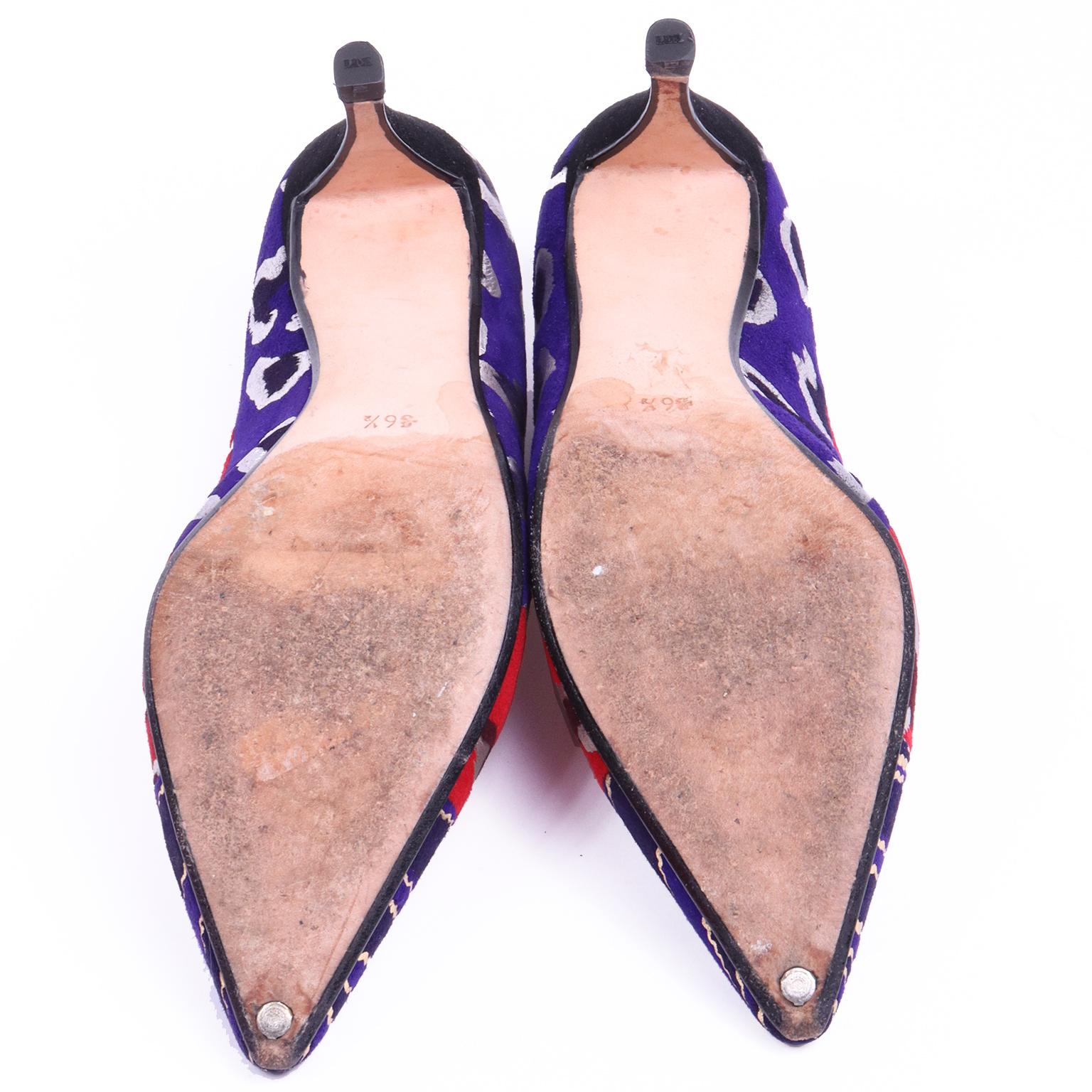 Andrea Pfister Couture Vintage Wildleder Schuhe mit abstraktem Leopardenmuster in Rot & Blau im Angebot 4