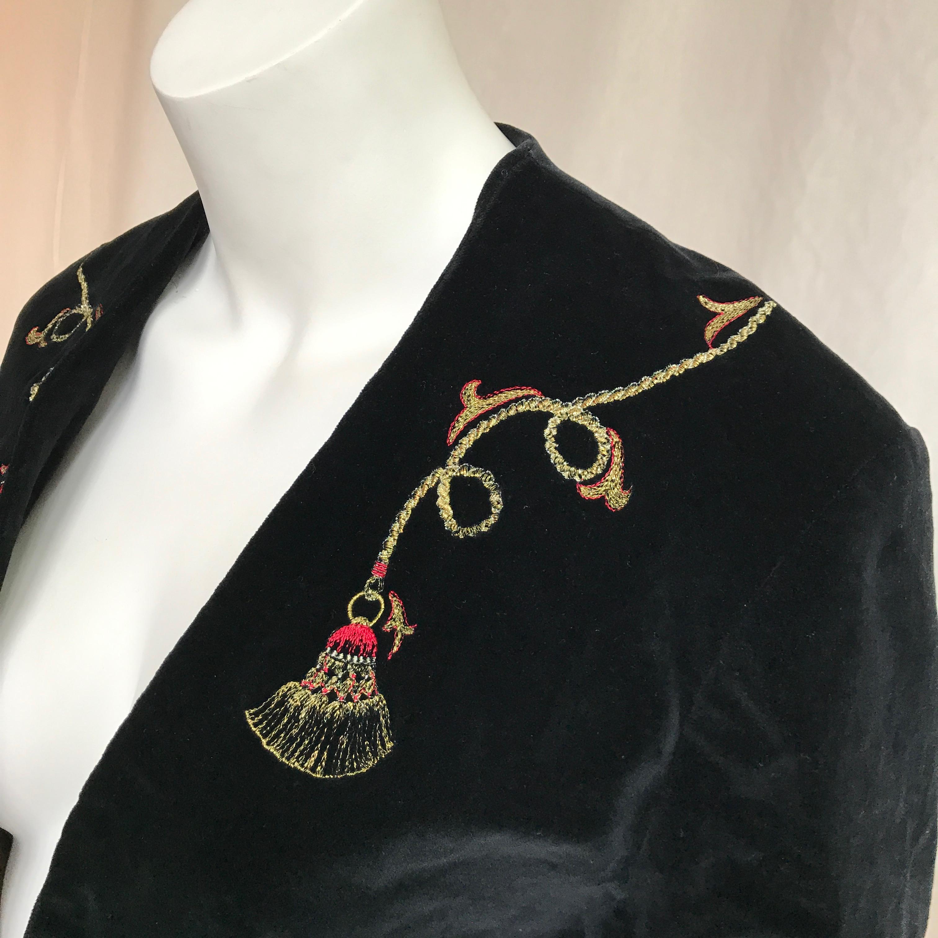 Vintage Andres Belgian Black Velvet Cropped Jacket with Gold Tassel Embroidery In Good Condition For Sale In Antwerp, BE