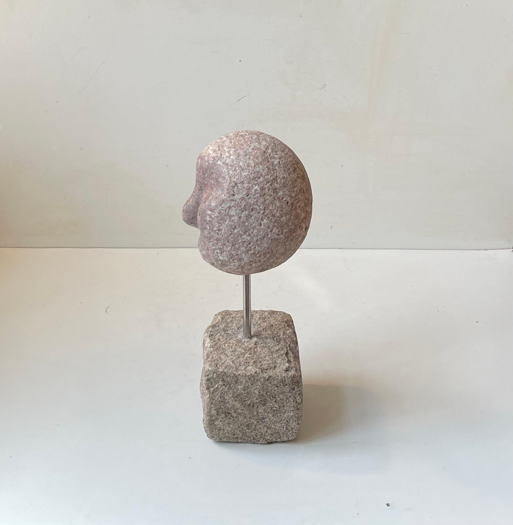 Escultura andrógina vintage con cabeza de granito Escandinavo en venta