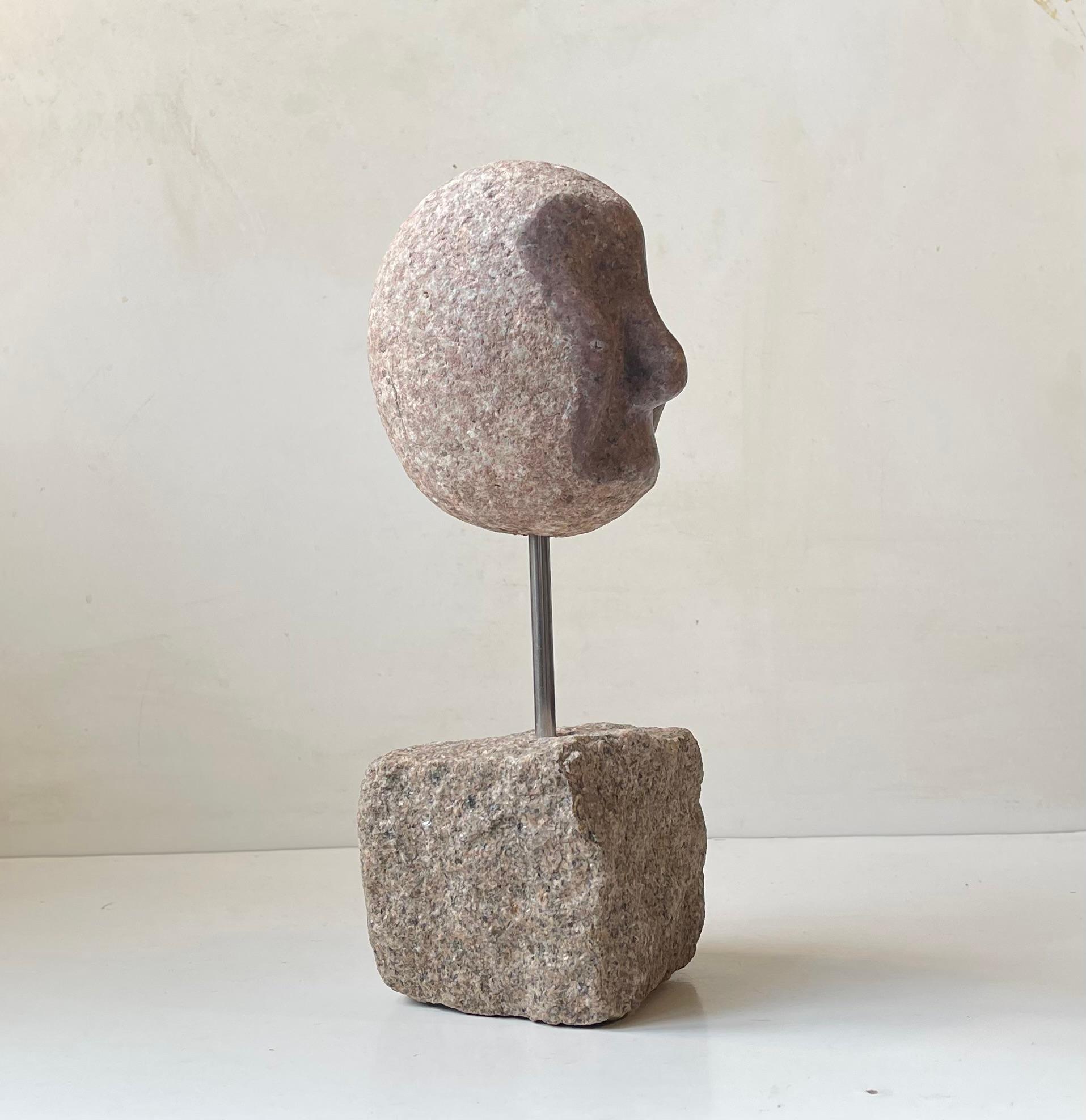 Escultura andrógina vintage con cabeza de granito siglo XX en venta