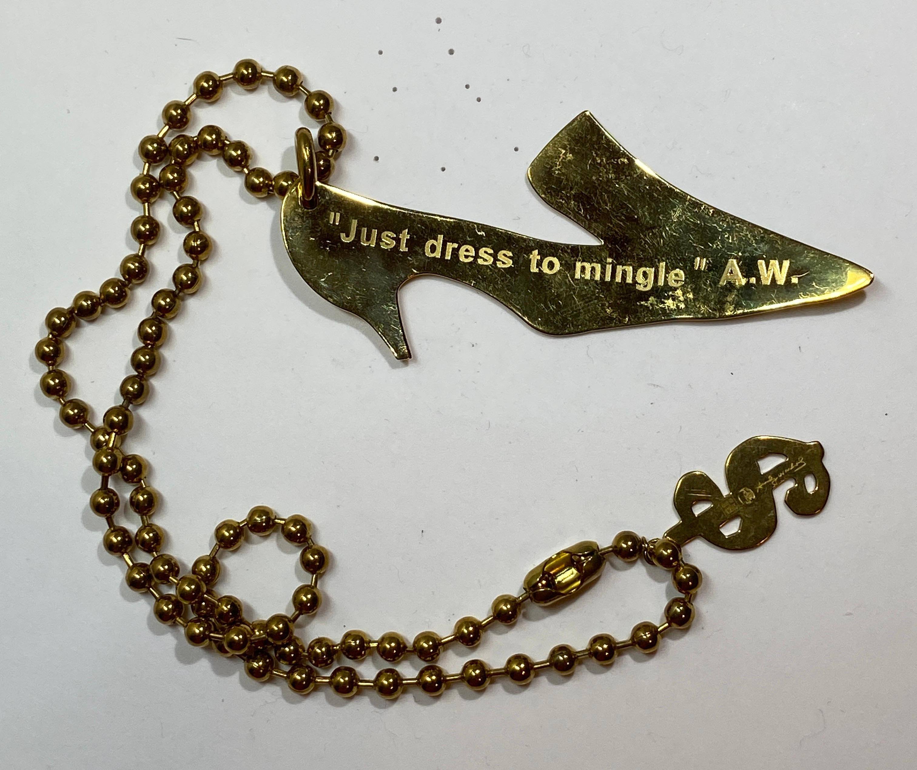 Andy Warhol - Pendentif et chaîne en or doré « Just Dress To Mingle » vintage en vente 8