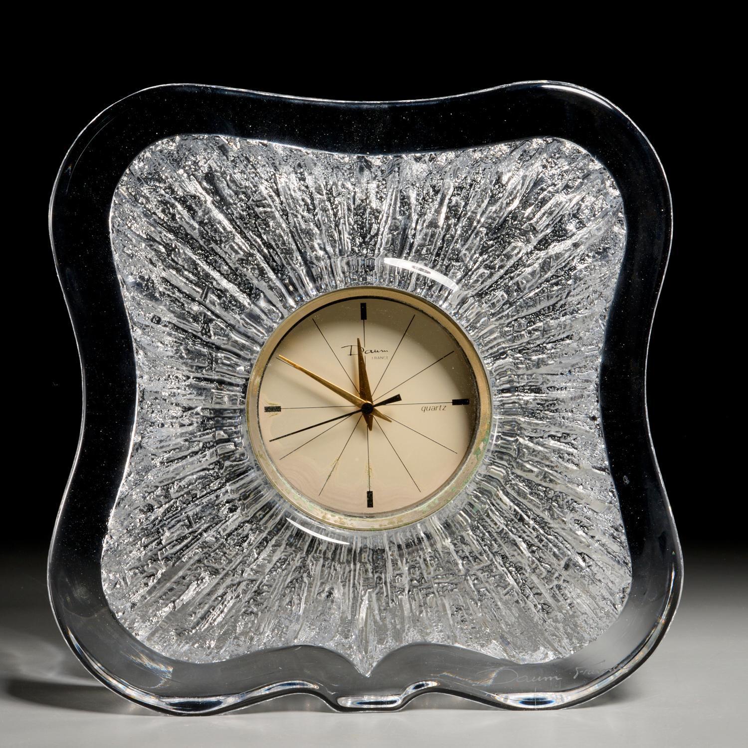 Atractivo reloj de sobremesa de cristal del siglo XX, firmado 
