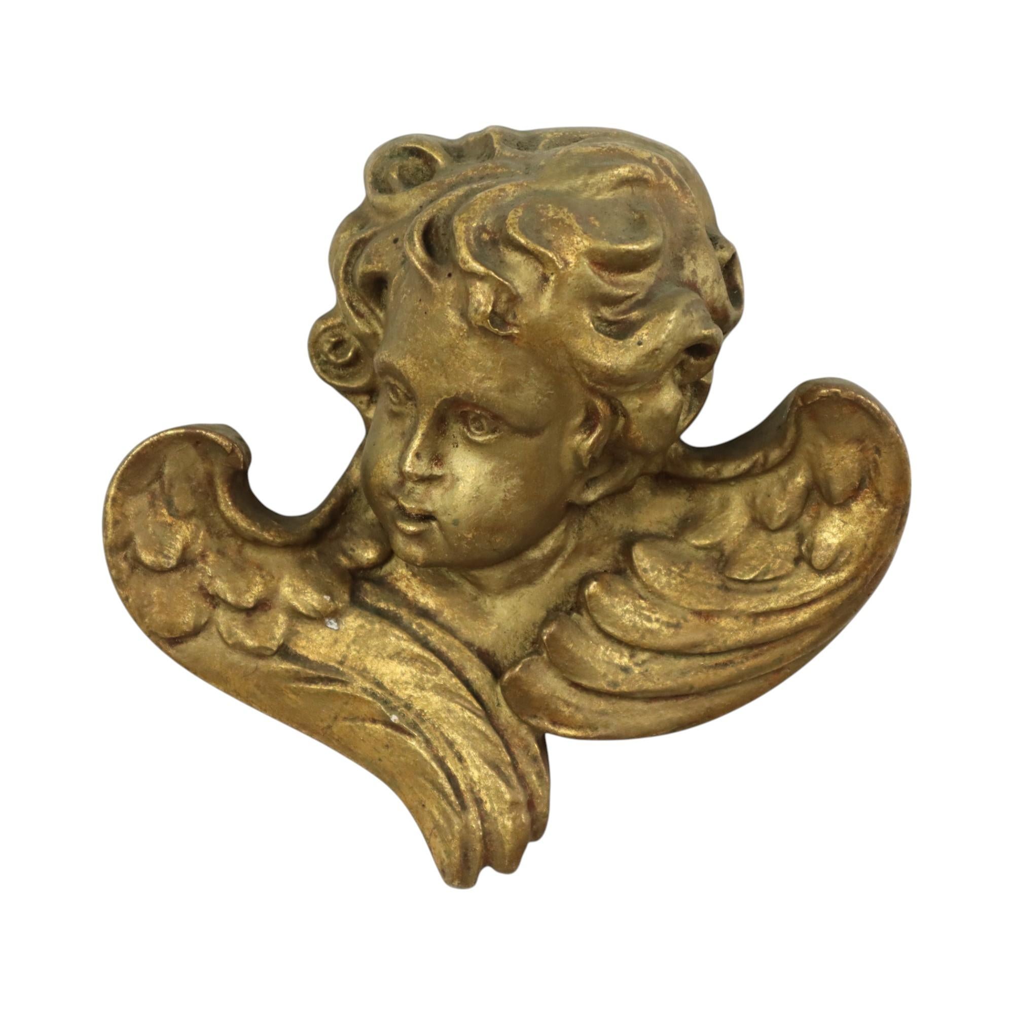 Schöner Vintage-Kopf, Büste eines Engels oder Cherubs in Relief, aus vergoldetem Gips, um die Mitte des 20. Jahrhunderts.

Charmante und elegante Wanddekoration, der Cherub sieht sehr süß aus, geformt nach einem antiken Vorbild, durch seine kompakte