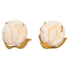 Boucles d'oreilles fantaisie vintage en or jaune avec corail sculpté en peau d'ange