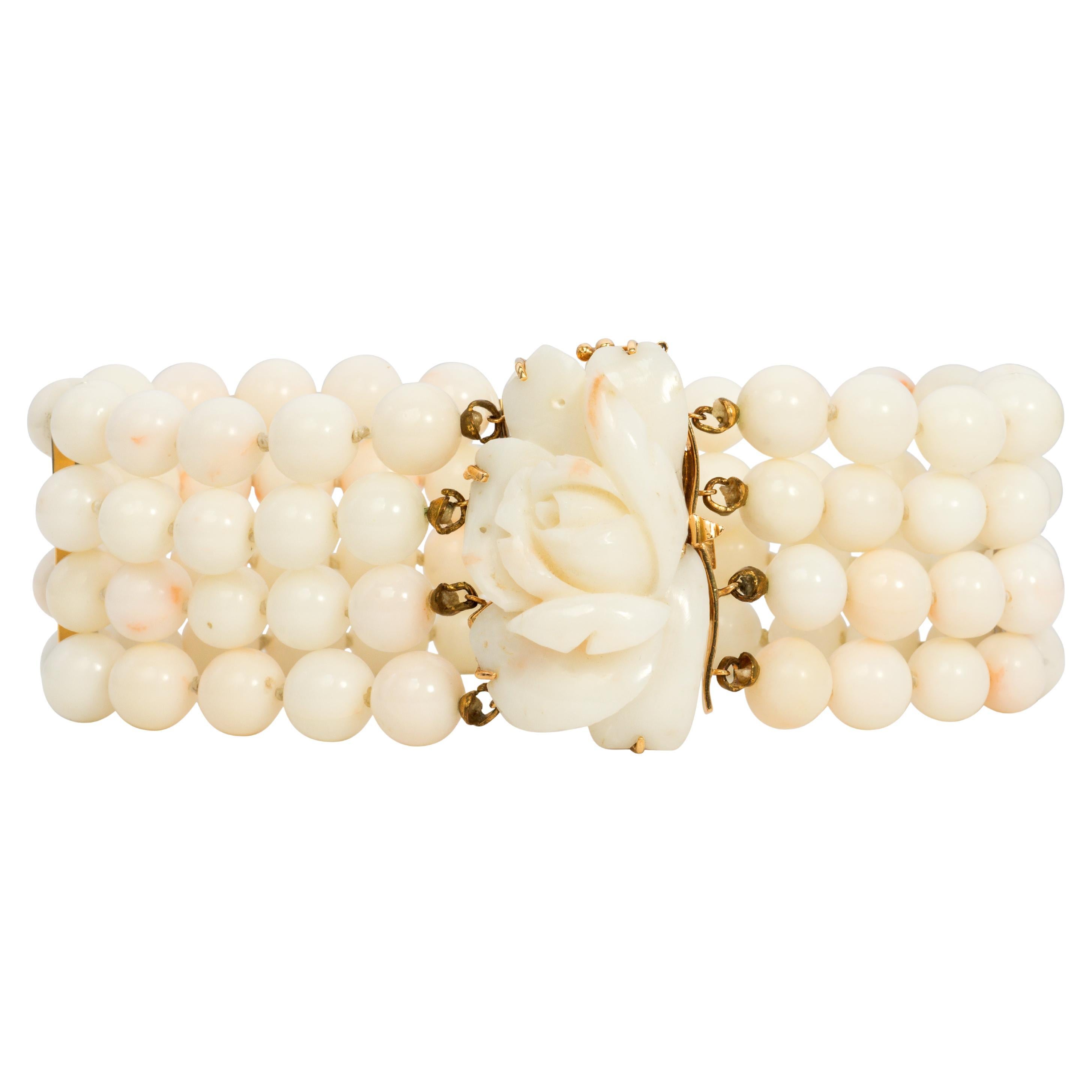 Mehrreihiges Vintage-Armband aus Gelbgold mit geschnitzter Koralle und Engelshautschnitzerei im Angebot