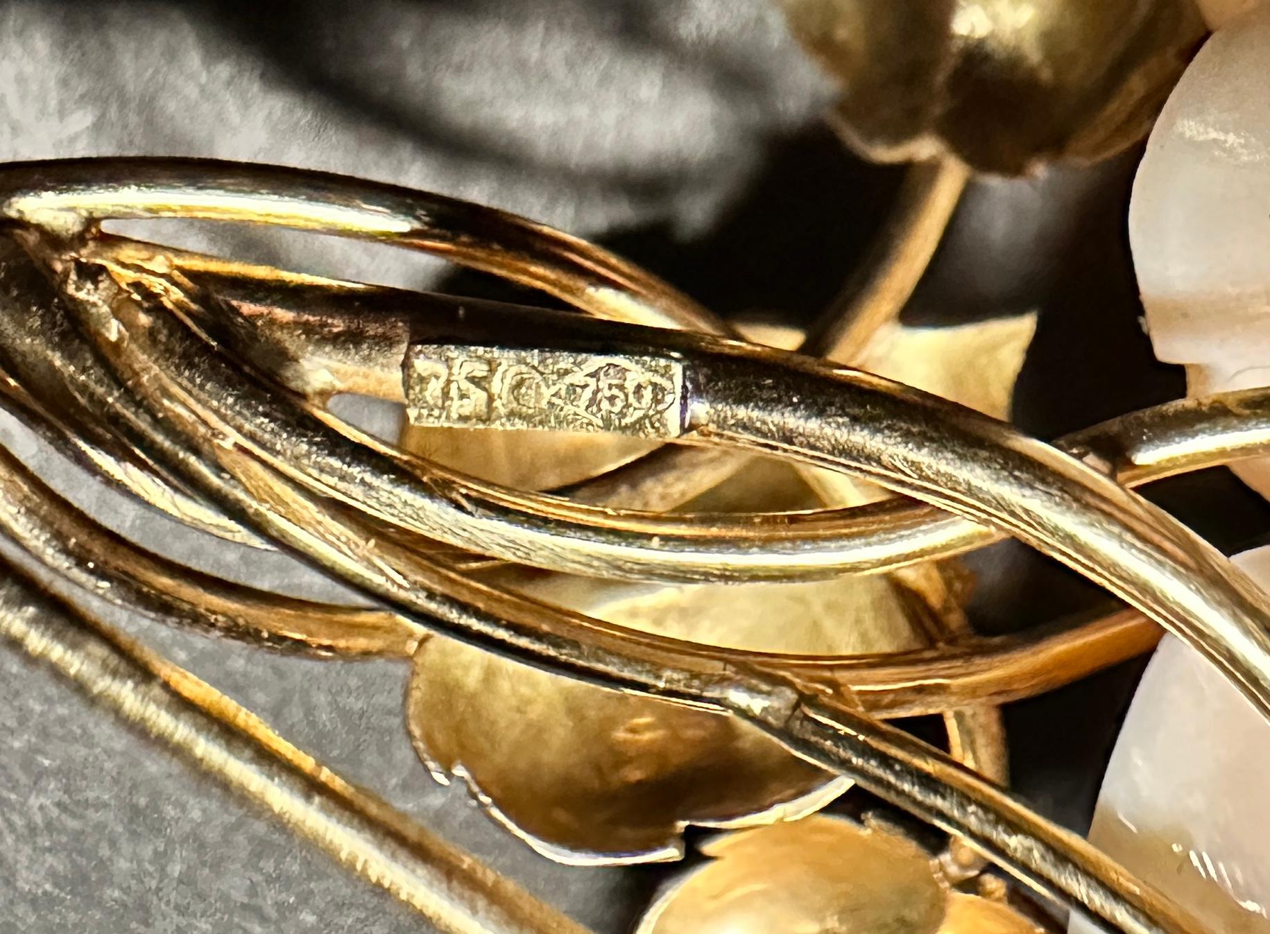 Anstecknadelbrosche aus Engelshaut Koralle und 18K im Zustand „Gut“ im Angebot in Norwood, NJ