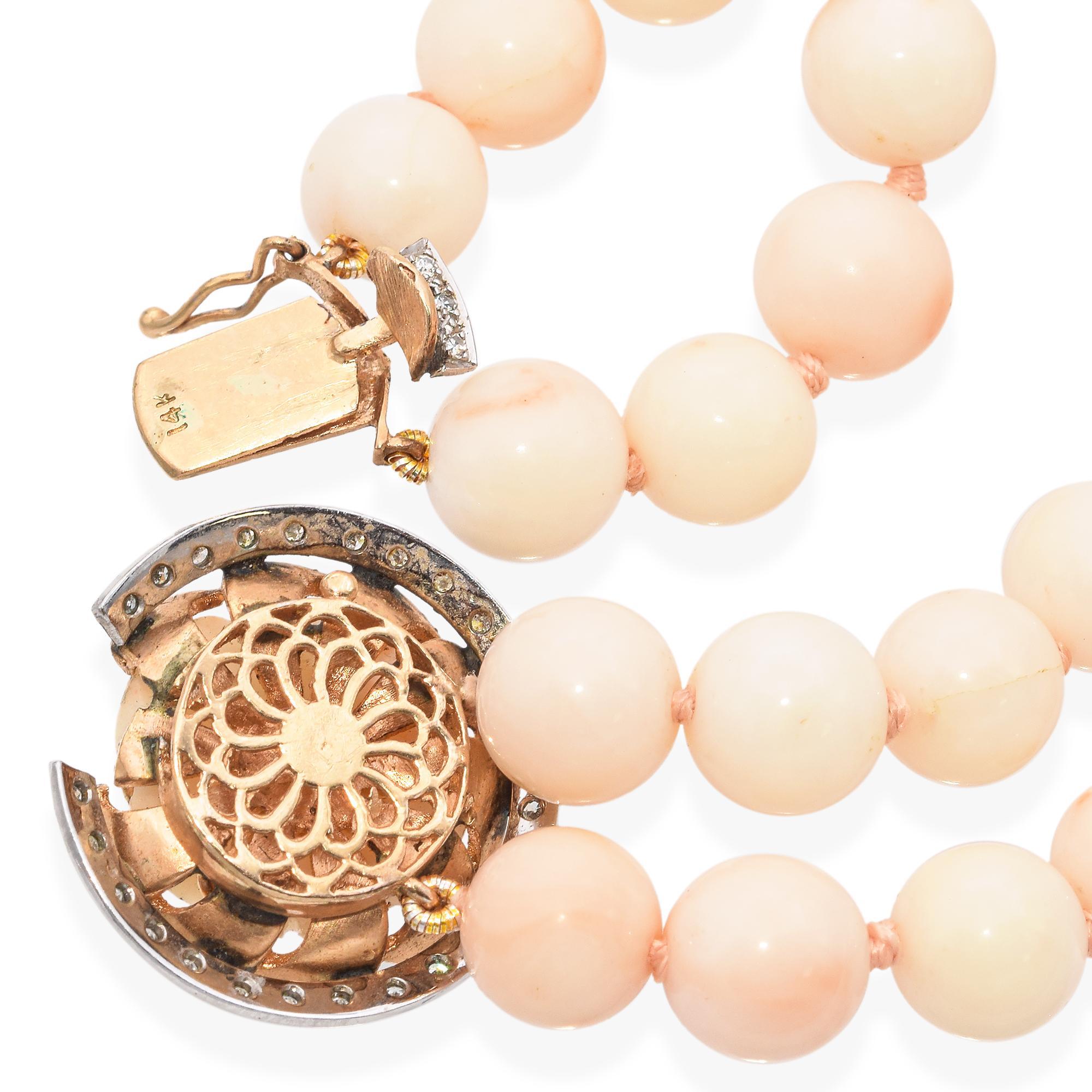 Doppelreihige Vintage-Halskette mit Gold-Diamantverschluss und Engelshaut-Koralle Perlen Damen im Angebot