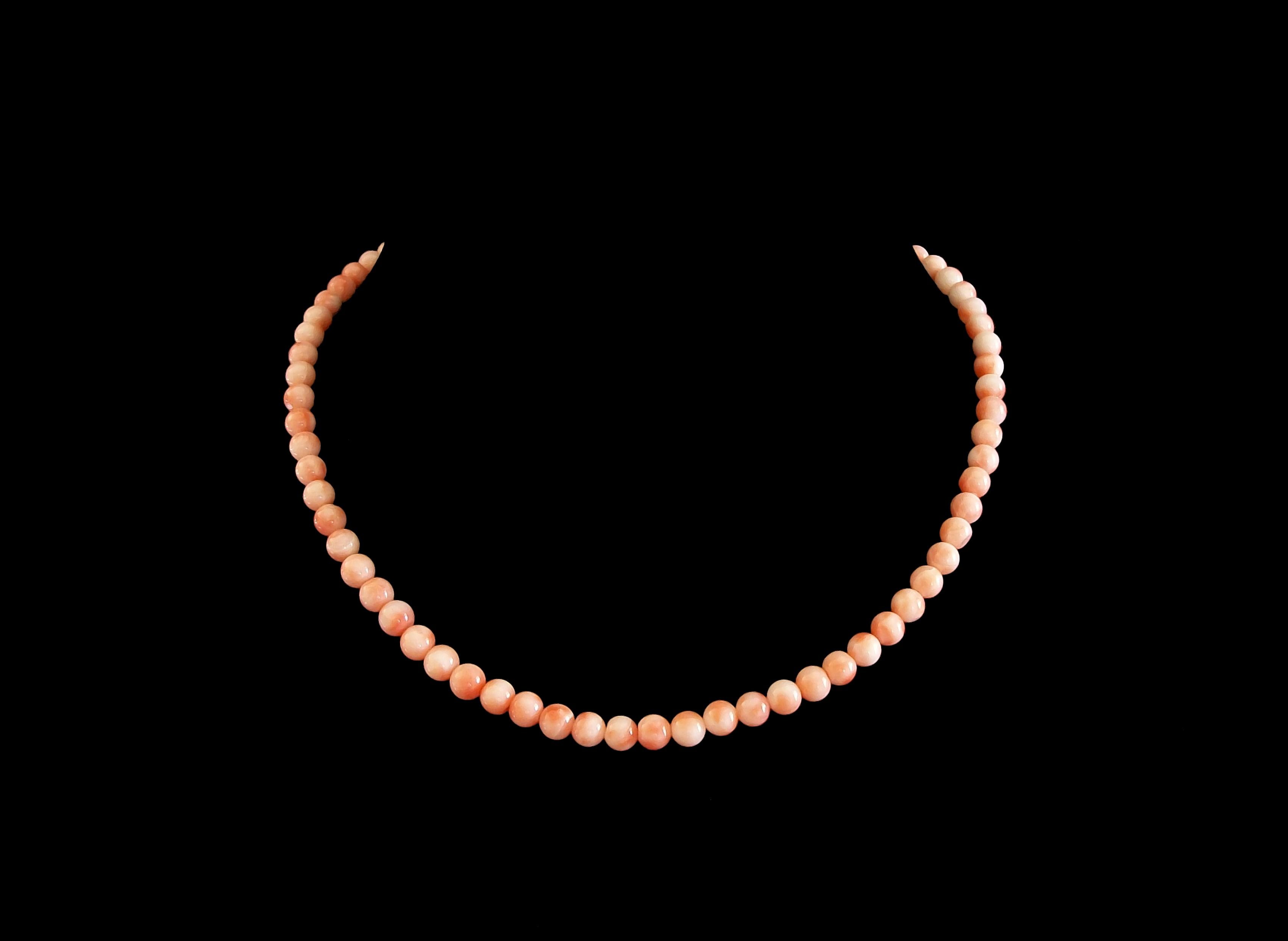 Collana vintage di perle di corallo a pelle d'angelo - perle rotonde e lucide (ciascuna di 6,0 mm di diametro) - chiusura originale in ottone - metà del XX secolo.

Eccellenti condizioni vintage - tutto originale - nessuna perdita - nessun danno -