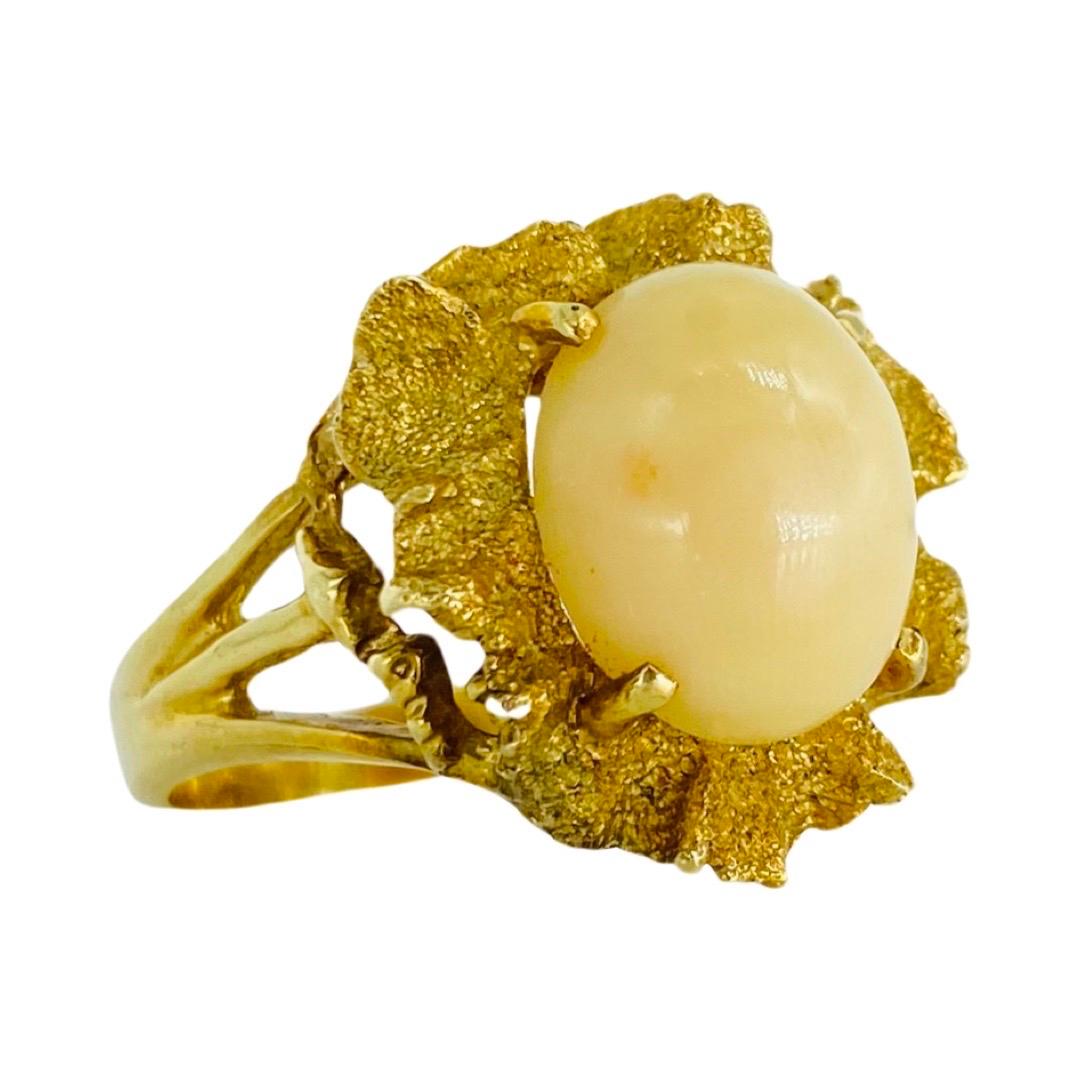 Vintage Angel Skin Coral Cabochon Cluster Cocktail Ring 14k Gold In Good Condition For Sale In Miami, FL