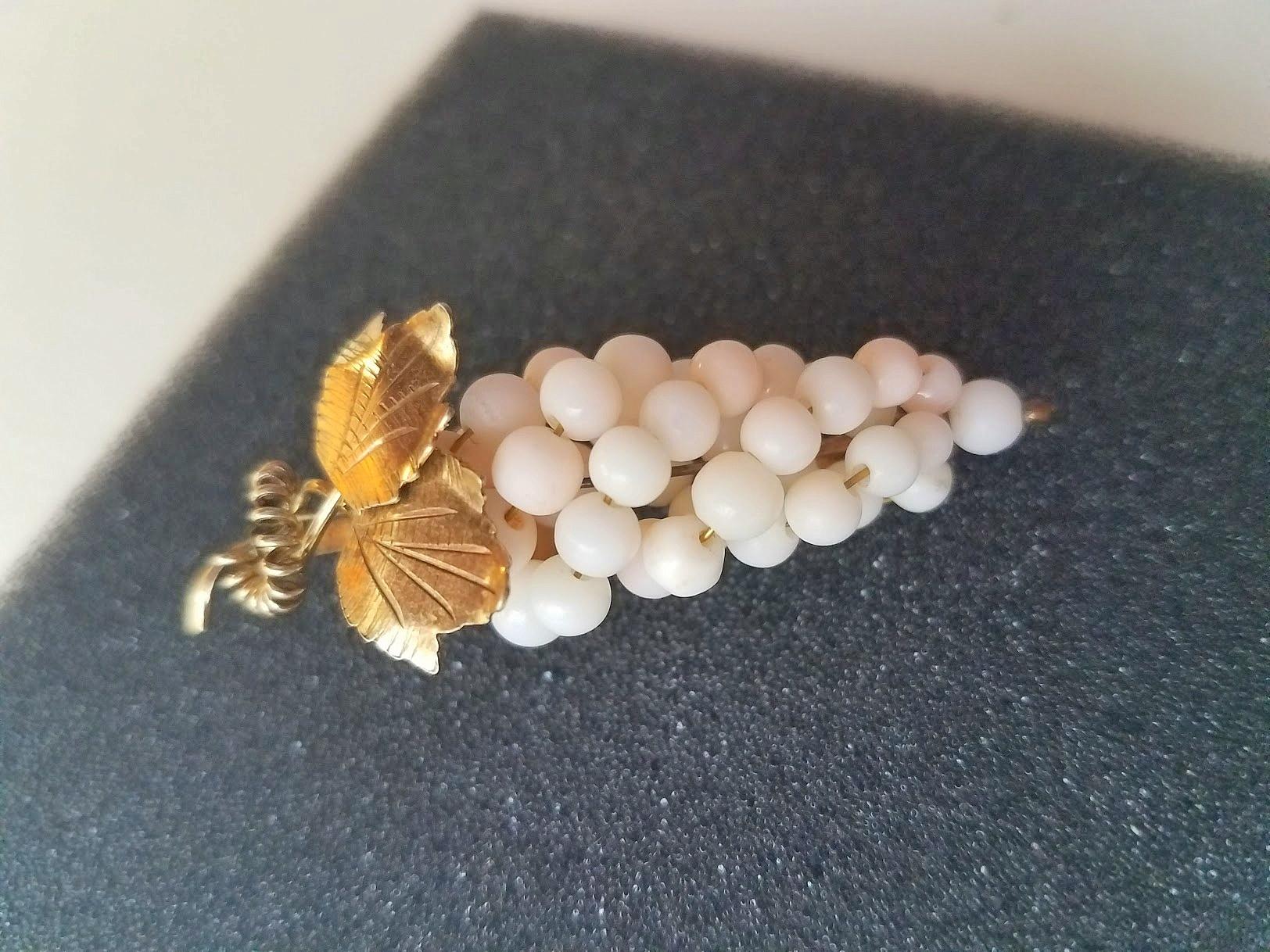 Vintage Angel Skin Coral Grapes Brooch In Good Condition For Sale In Chesterland, OH