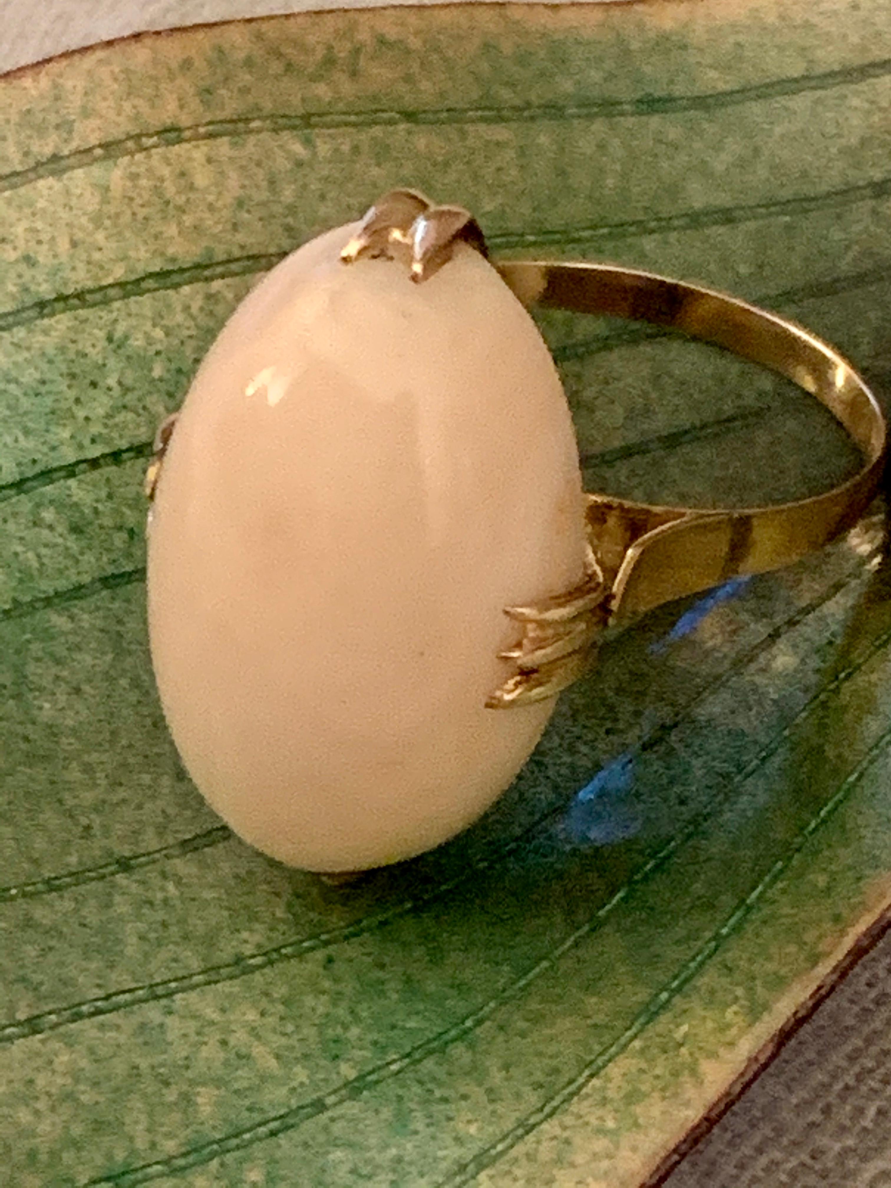 Vintage Angel Skin Coral Oval Cabochon 14 Karat Yellow Gold Ring 3