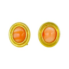 Vintage Ohrclips, Engelshaut Rosa Koralle Cabochon Ovalschliff Clip auf gerahmten Ohrringen 18k Gold