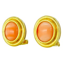 Vintage Ohrclips, Engelshaut Rosa Koralle Cabochon Ovalschliff Clip auf gerahmten Ohrringen 18k Gold