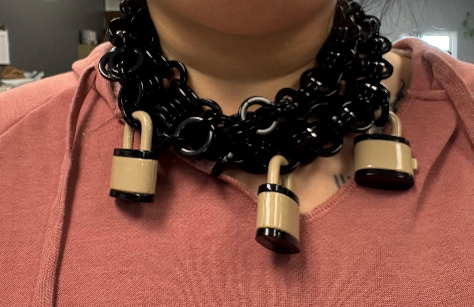 Collier à maillons fantaisie Padlock signé ANGELA CAPUTI Excellent état - En vente à Montreal, QC