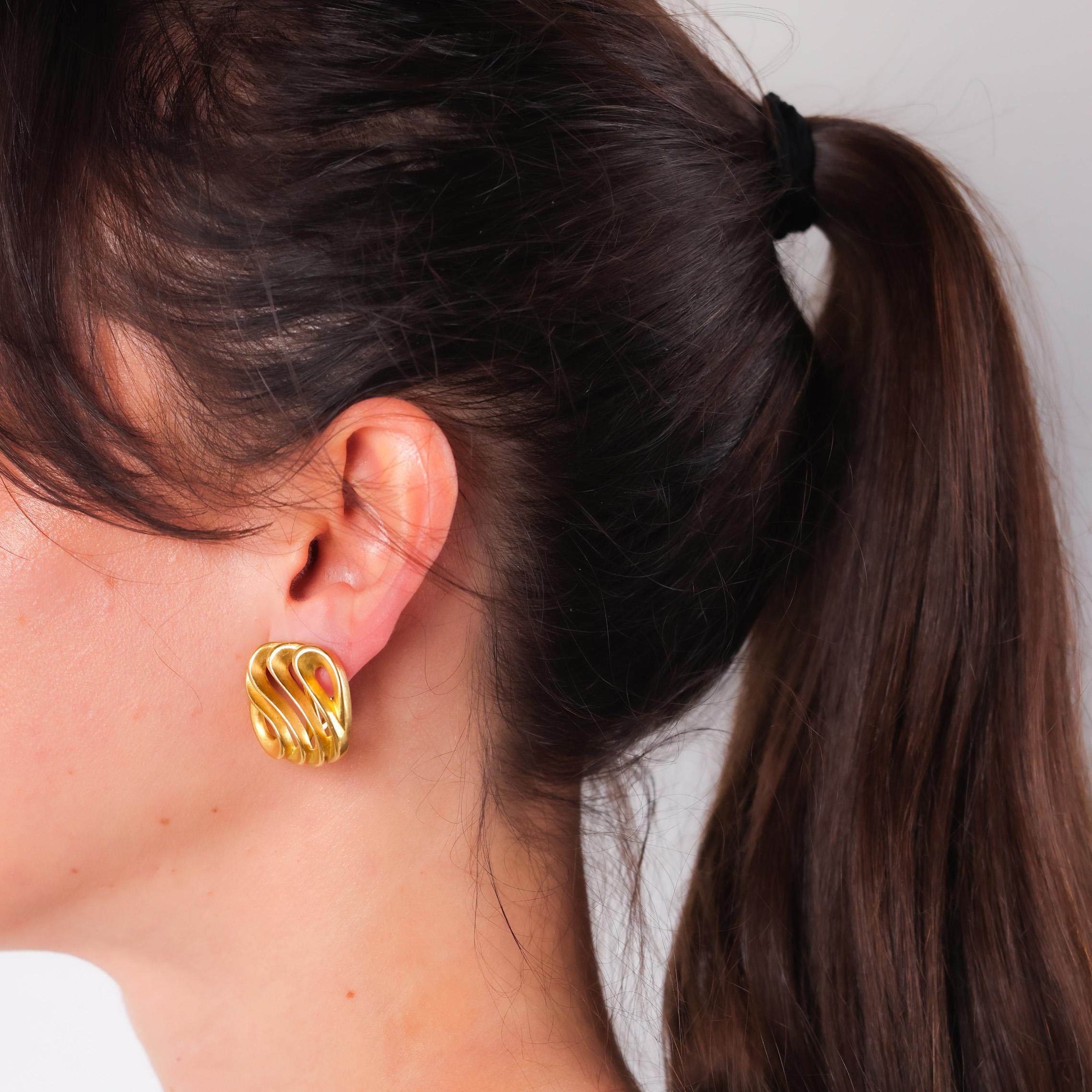 Marke: Angela Cummings
Metall: 18K Gelbgold
Epoche: Vintage By
CIRCA: 1980er Jahre
Punzierungen: Signiert und Reinheitszeichen
Größe: 1 x 1 Zoll
Gramm Gewicht: 30.37

Diese exquisiten Vintage-Ohrclips von Angela Cummings sind aus reichem