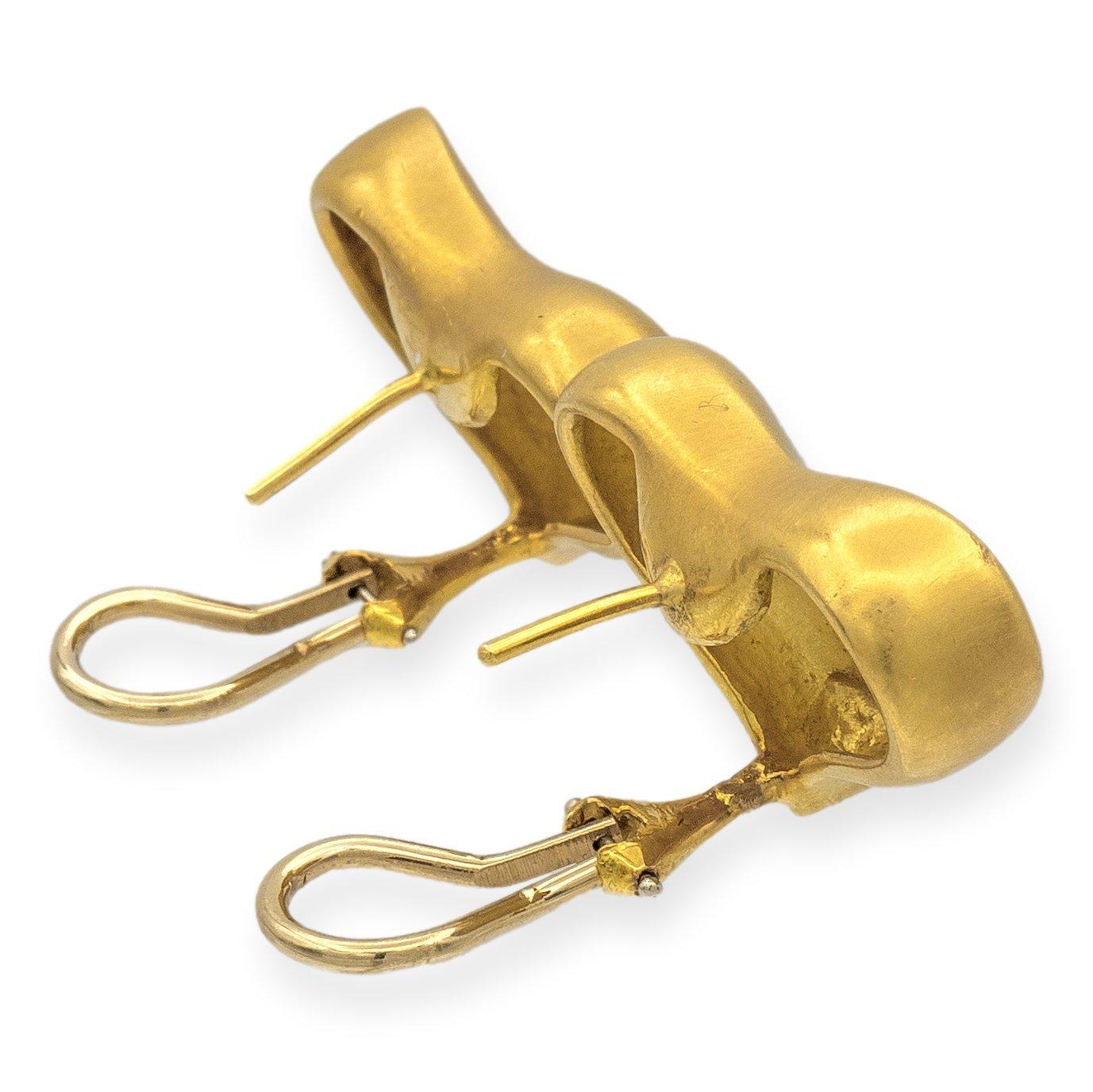 Les boucles d'oreilles Vintage Angela Cummings réalisées en 1985, méticuleusement travaillées en or jaune 18 carats avec des motifs de cœurs, ornées d'une finition en or satiné, exsudent un charme subtil. Les dos d'agrafe et les montants en oméga de