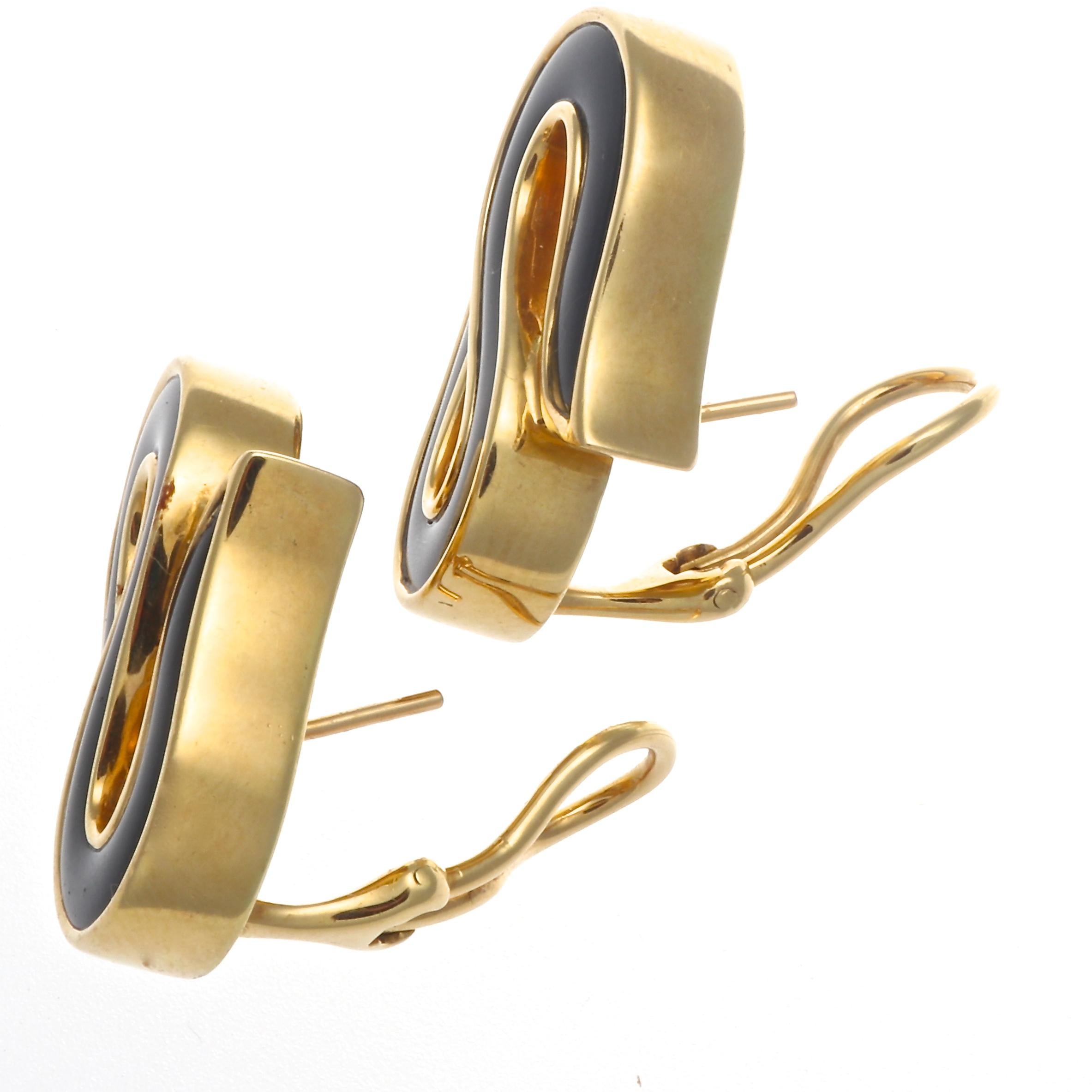 Vintage Angela Cummings enamel 18k yellow gold earrings. Signed Angela Cummings. Circa 1960s.
Our 1stdibs Recognized Dealer/Platinum Seller Guarantees: 
7 day return policy for full cash refund
30 day return for store credit 
Free shipping both