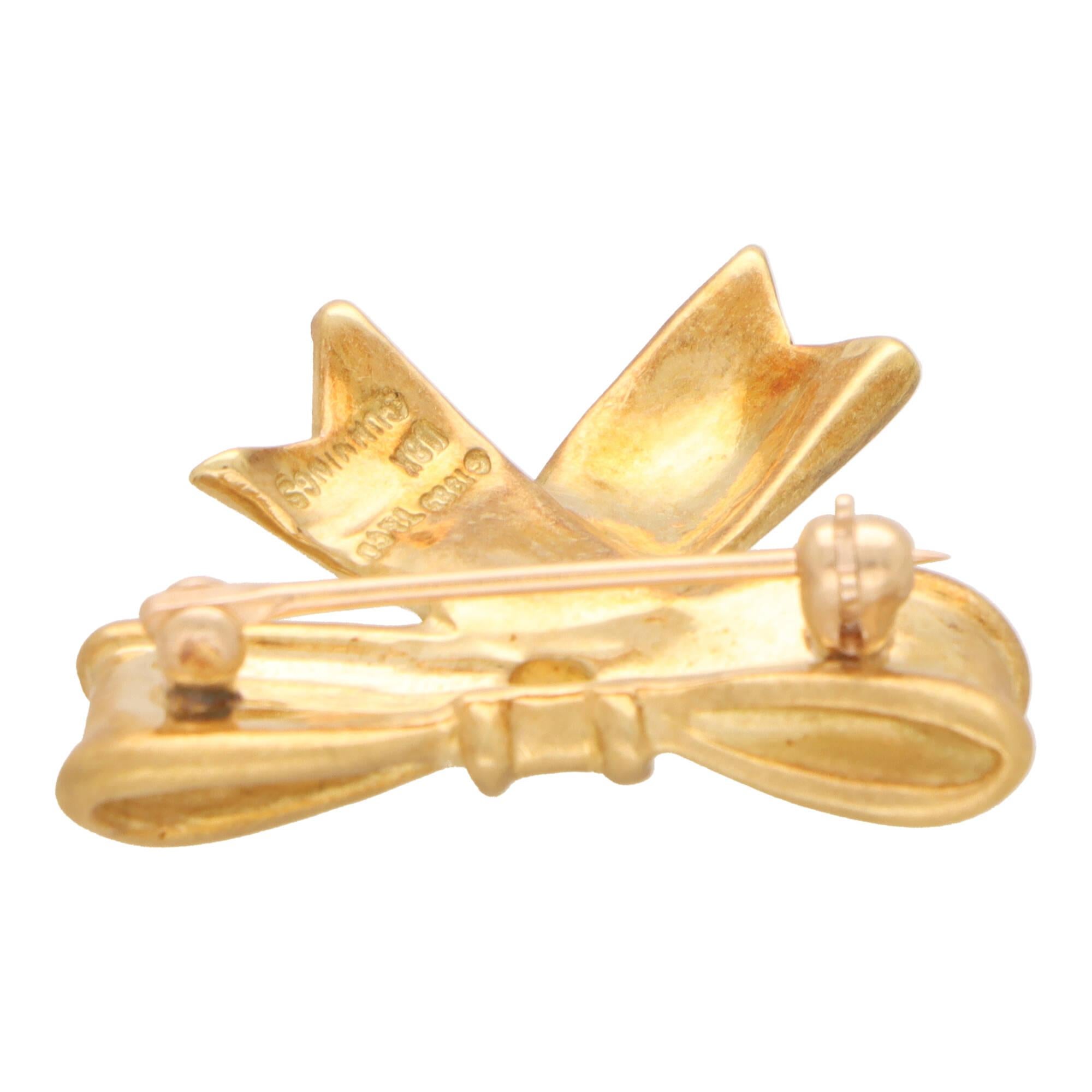 A beautiful vintage Angela Cummings for Tiffany & Co. bow brooch set in 18k yellow gold.

The brooch is composed of an elegant bow motif, made of brushed 18k yellow gold. It is secured to reverse with a long pin roller clasp fitting.

Due to the