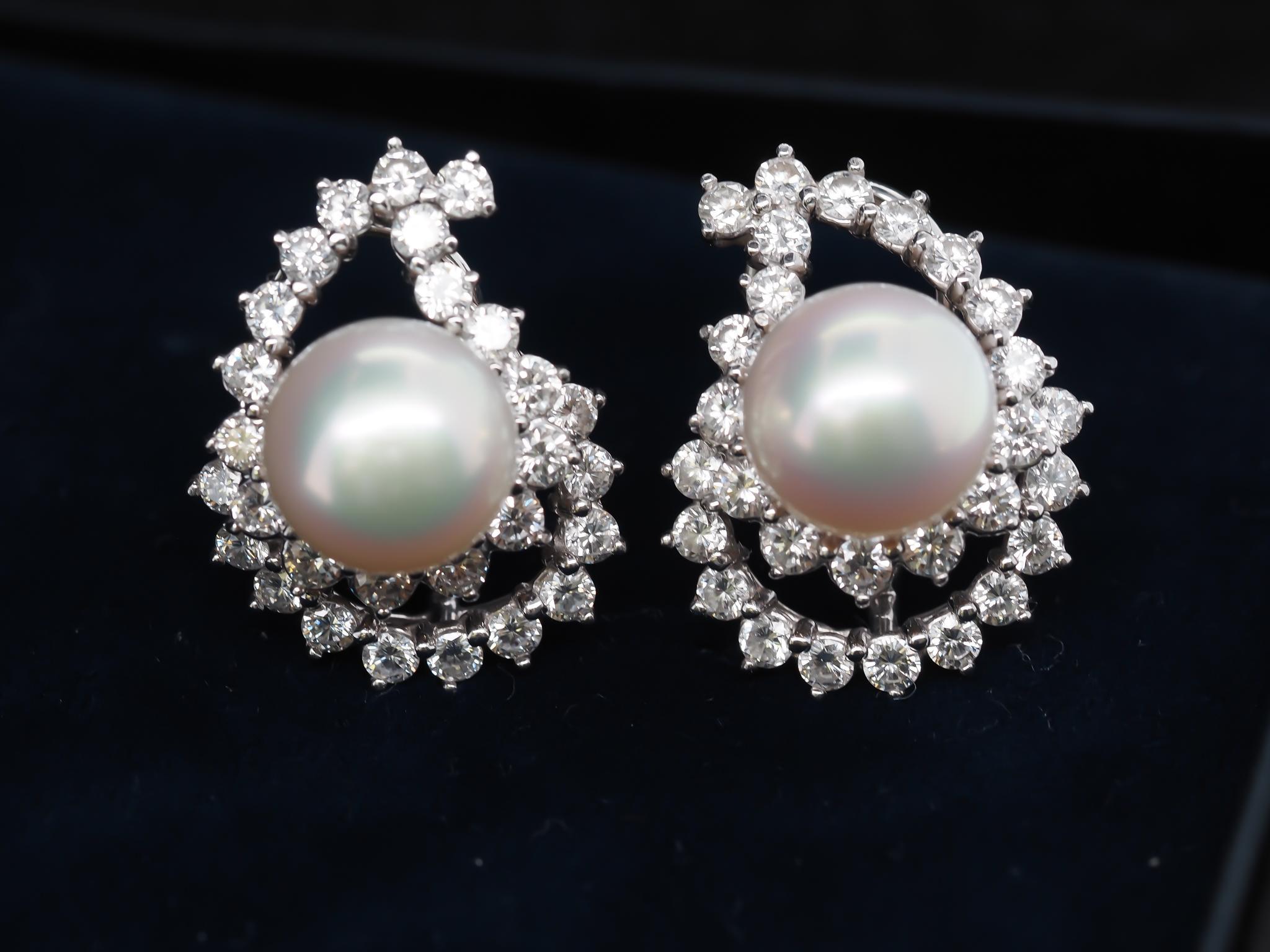 Year: 1980s
Item Details:
Metal Type: Platinum   [Hallmarked, and Tested]
Weight:  19.5 grams
Diamond Details:
Natural Diamonds, Round Brilliant, 5.00ct total weight, E-F Color, VS Clarity.
Pearl Details: 12mm, Top Luster, White/Pink
Measurements: 1