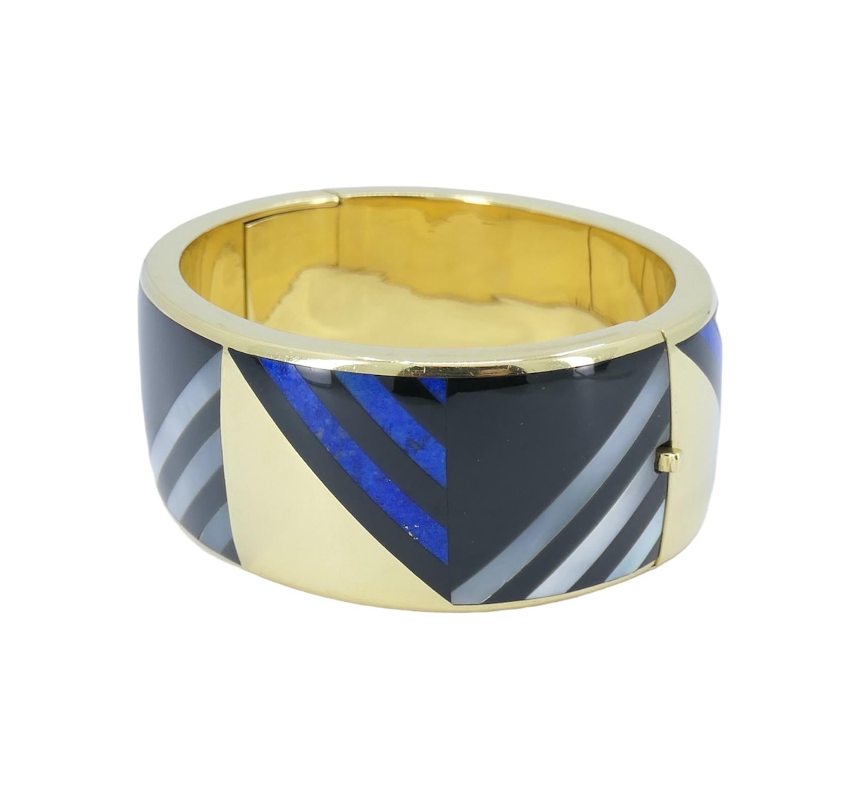 Vintage Angela Cummings Tiffany & Co. 18k Gold Edelstein-Armreif Armband.
Hergestellt aus 18 Karat Gold, Lapislazuli, Perlmutt und schwarzer Jade.

Innenumfang 6