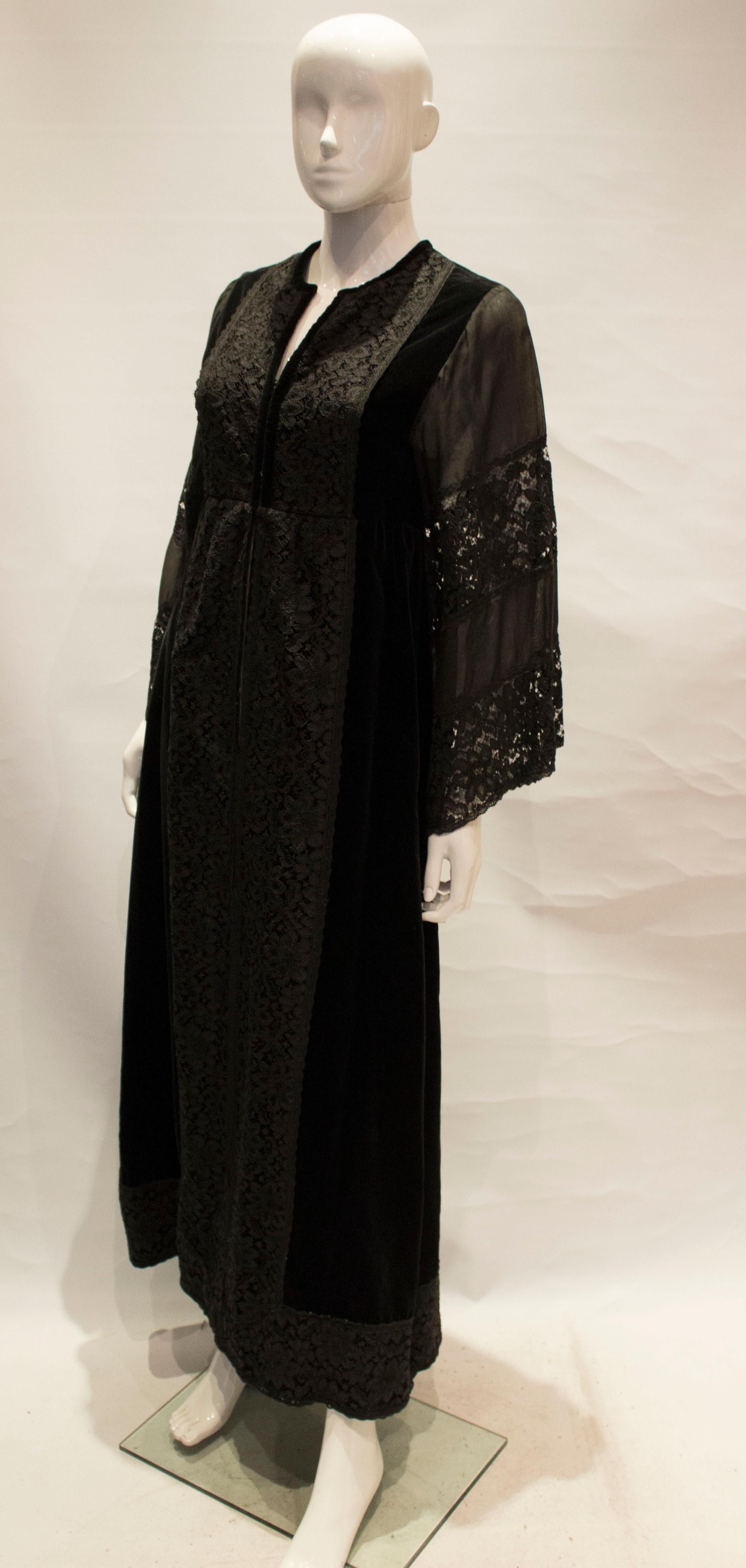 Schwarzes Abendkleid aus Samt und Spitze von Angela Gore Vintage im Zustand „Gut“ im Angebot in London, GB