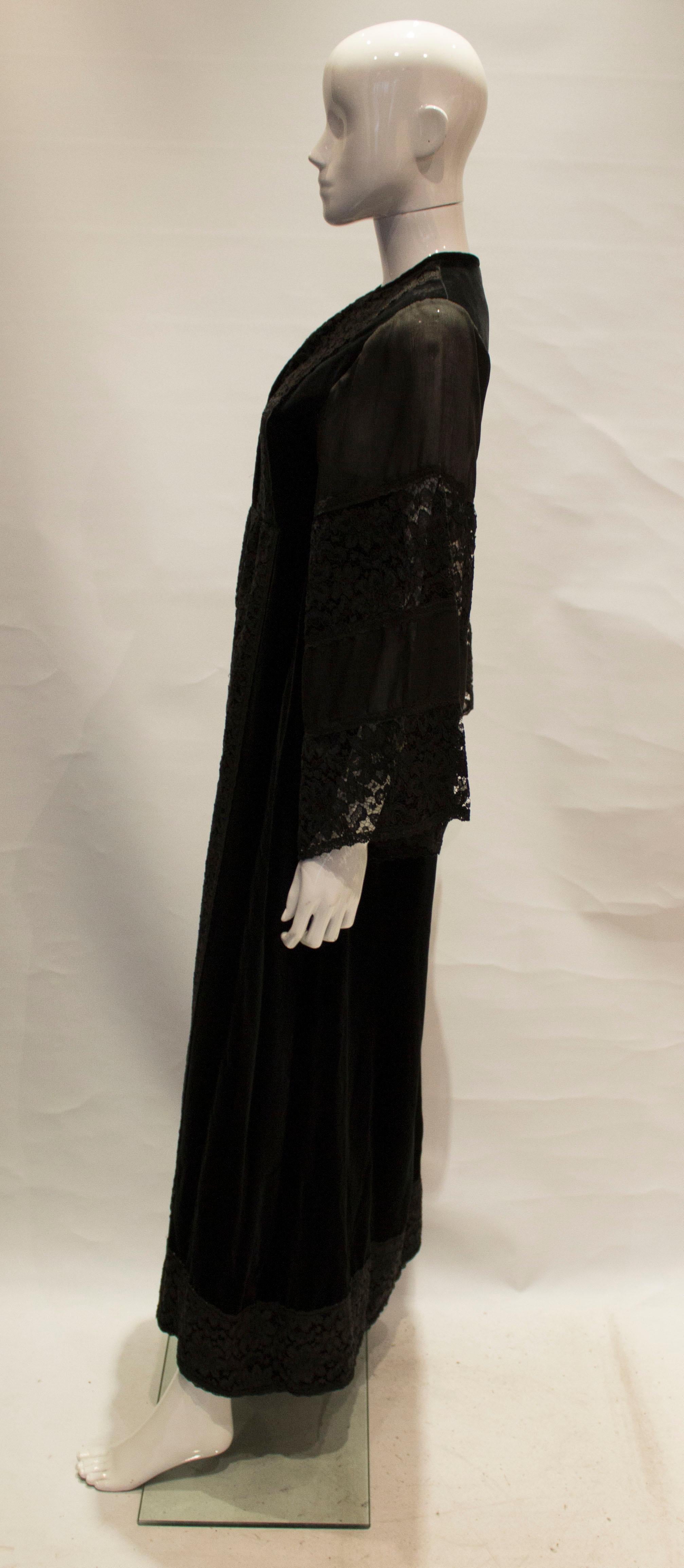 Schwarzes Abendkleid aus Samt und Spitze von Angela Gore Vintage im Angebot 1